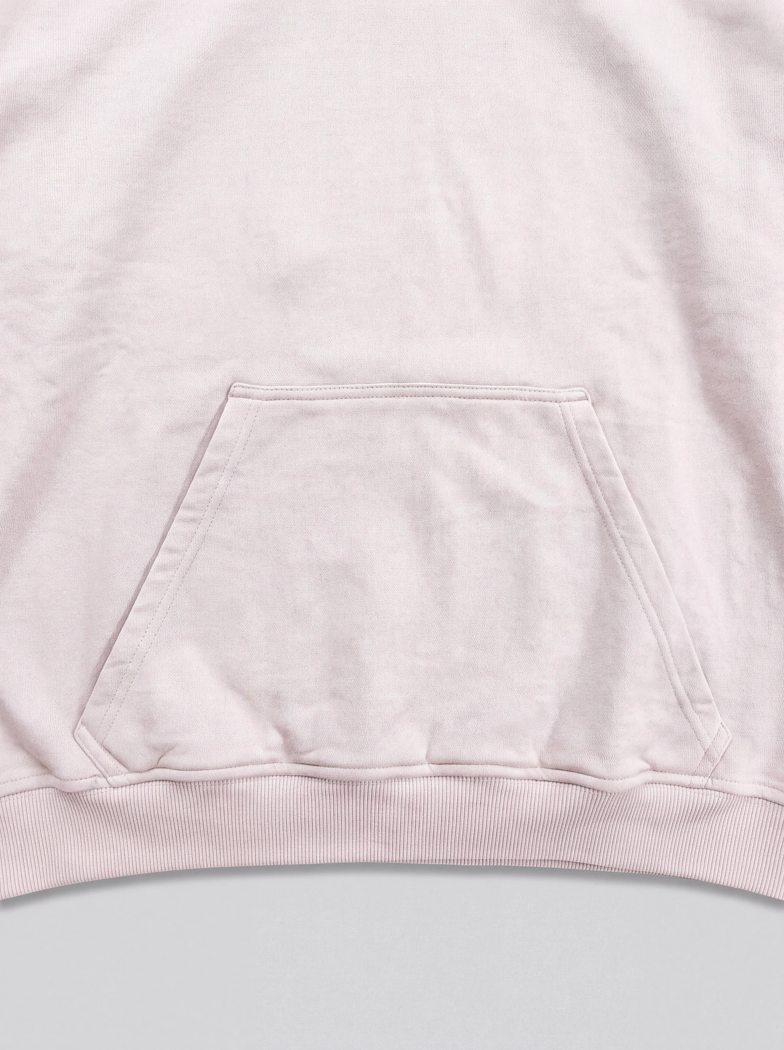 Hoodie Básico Beige — detalle: bolsillo