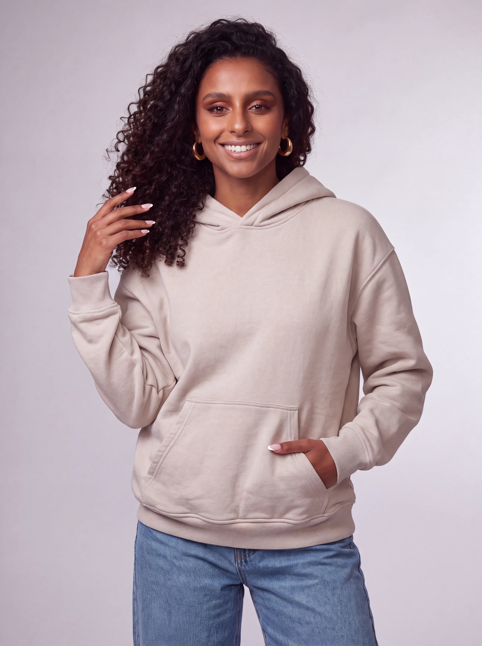 Hoodie Básico Beige — puesta: mujer
