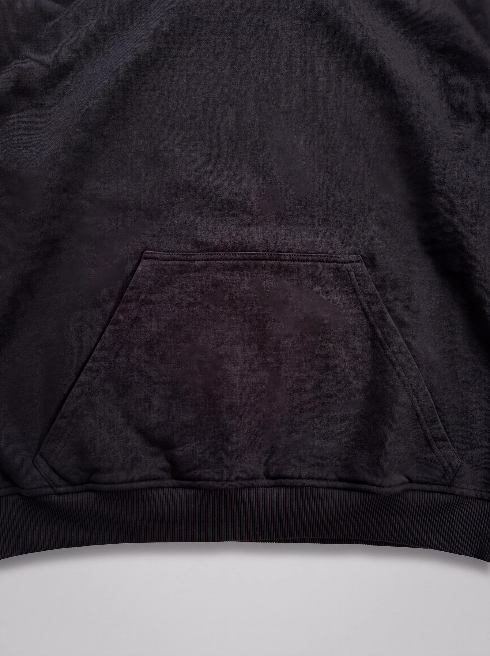 Hoodie Básico Negro — detalle: bolsillo