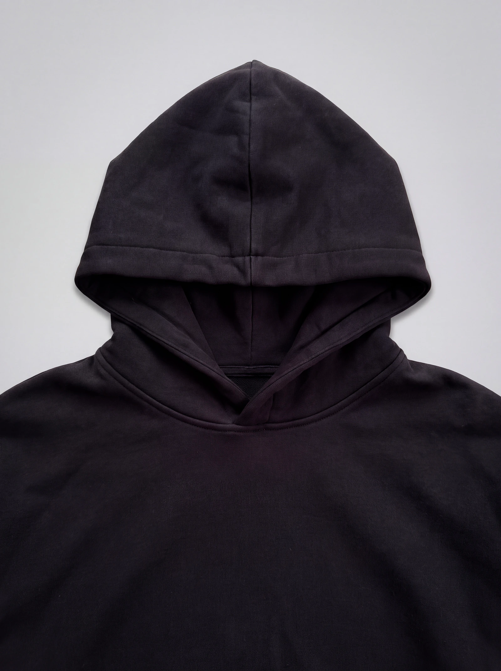 Hoodie Básico Negro — detalle: capucha