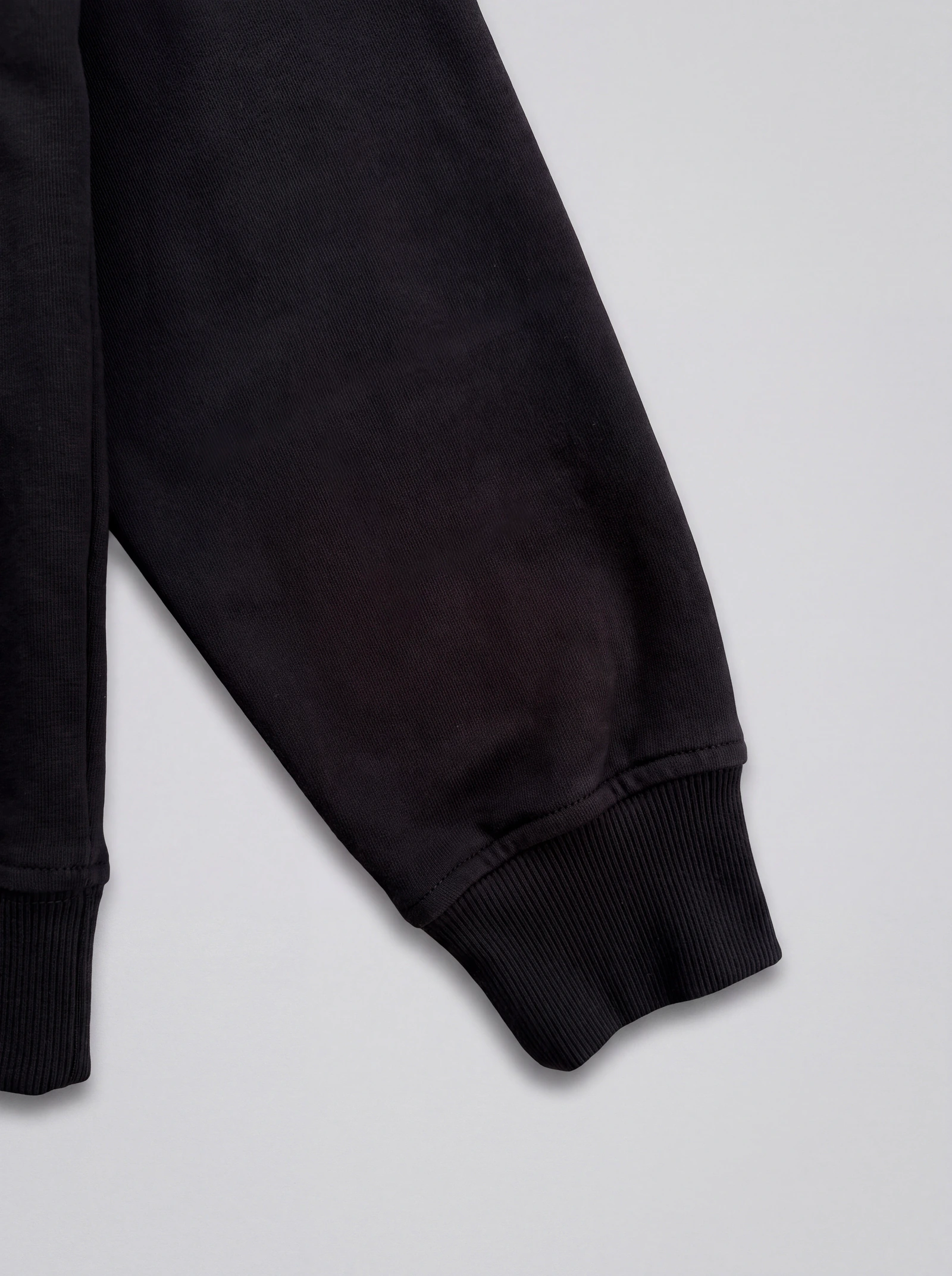 Hoodie Básico Negro — detalle: puño