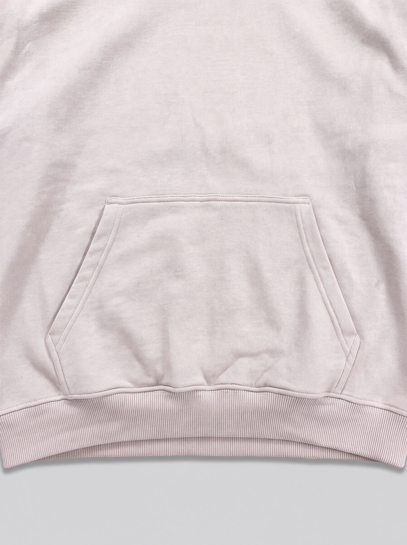 Hoodie Básico Beige — detalle: bolsillo