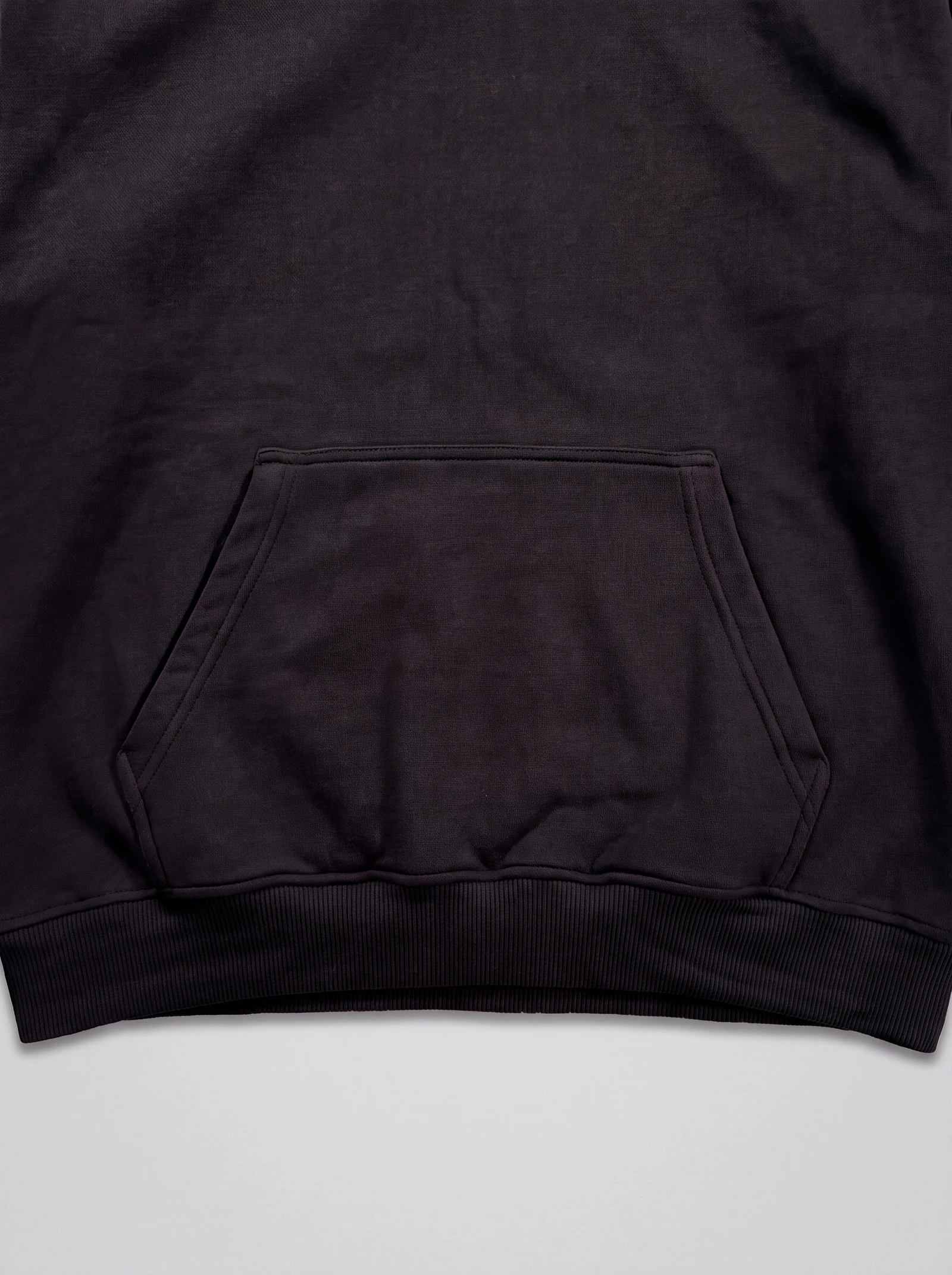 Hoodie Básico Negro — detalle: bolsillo