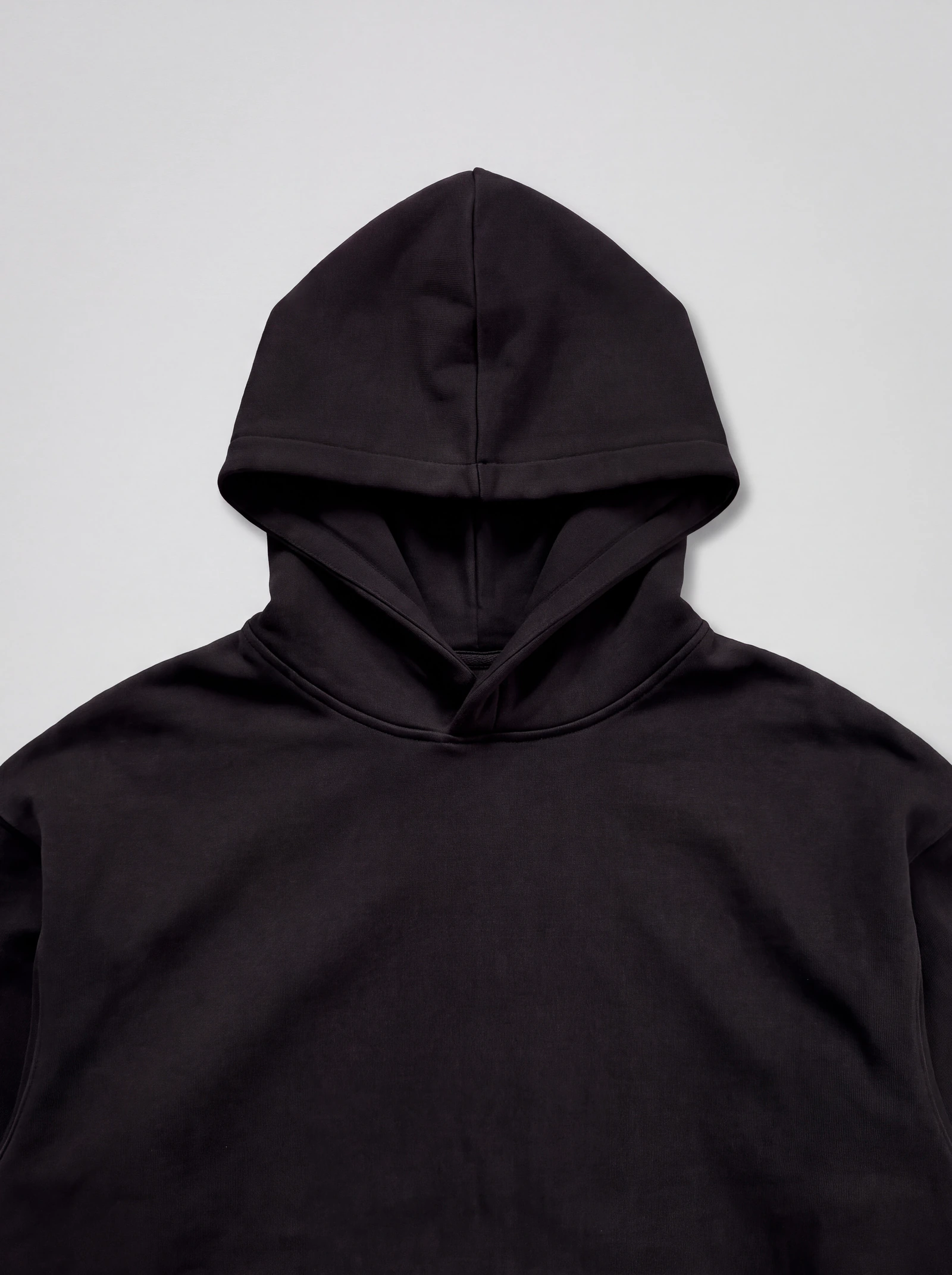 Hoodie Básico Negro — detalle: capucha