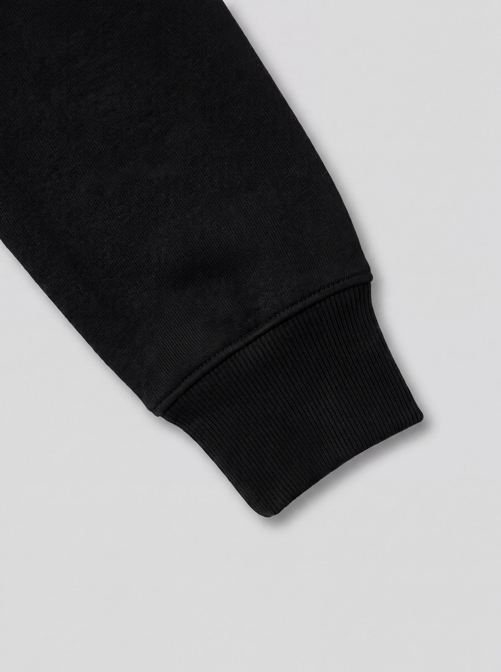 Hoodie Básico Negro — detalle: puño