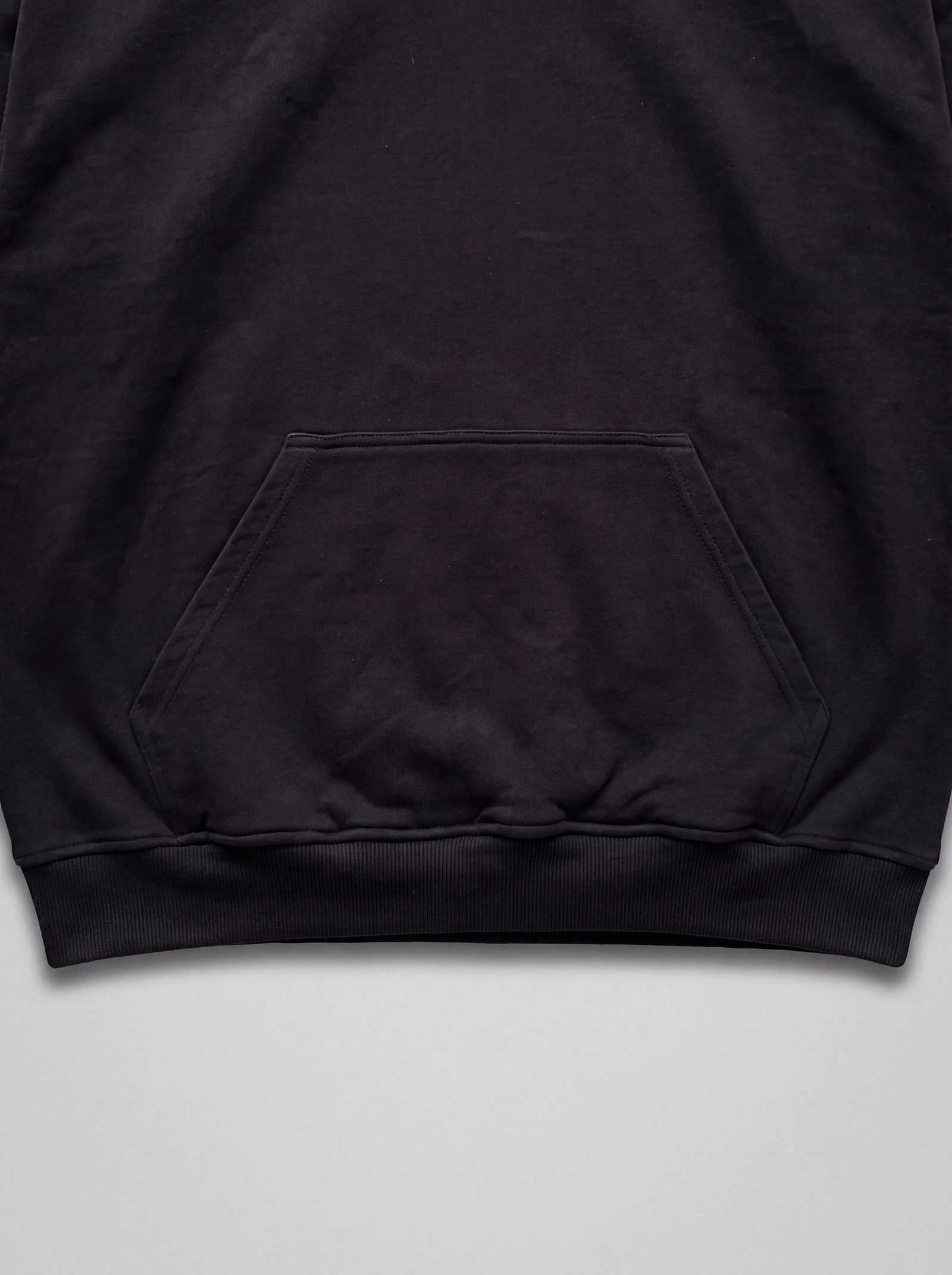Hoodie Básico Negro — detalle: bolsillo