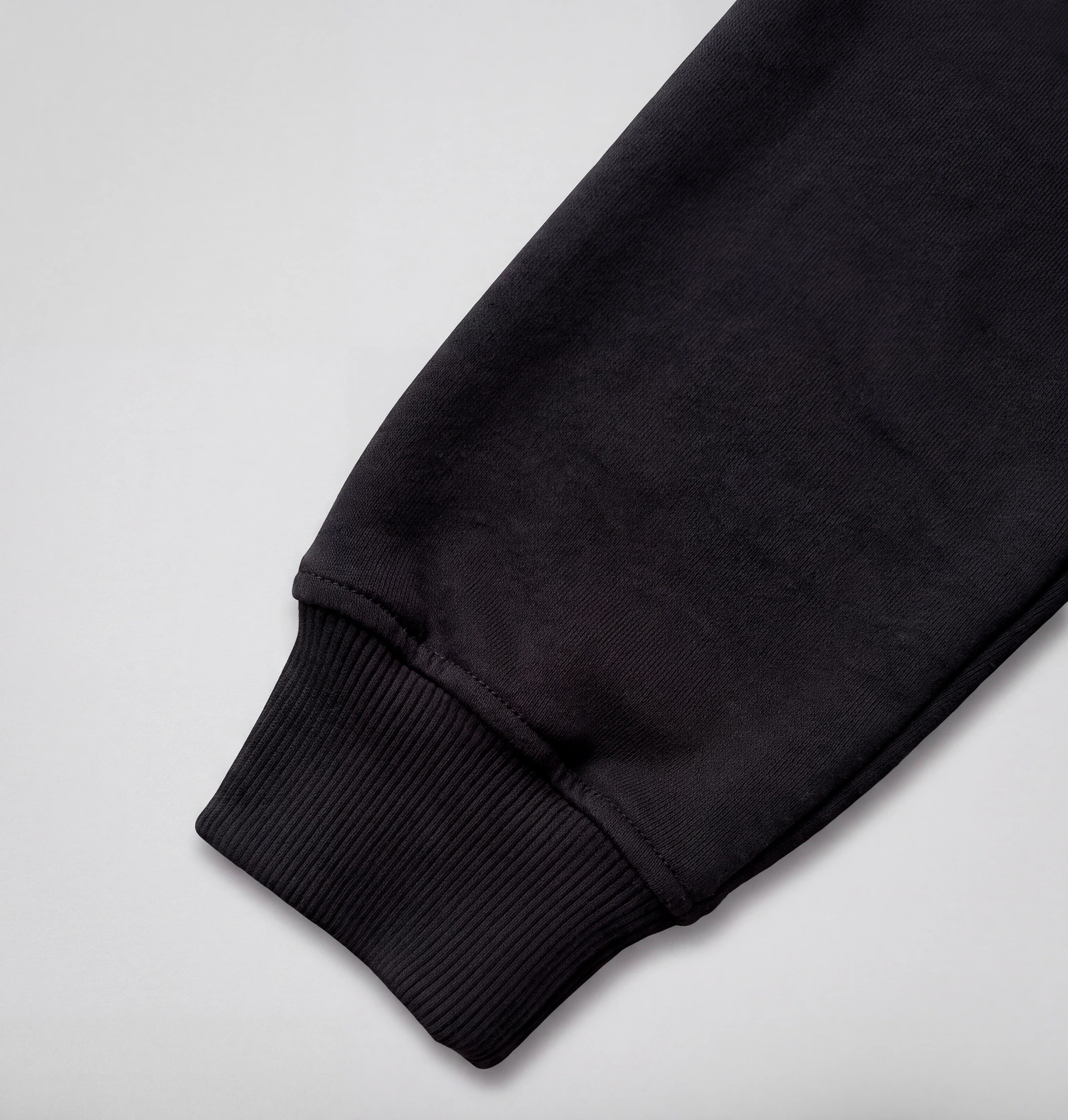 Hoodie Básico Negro — detalle: puño