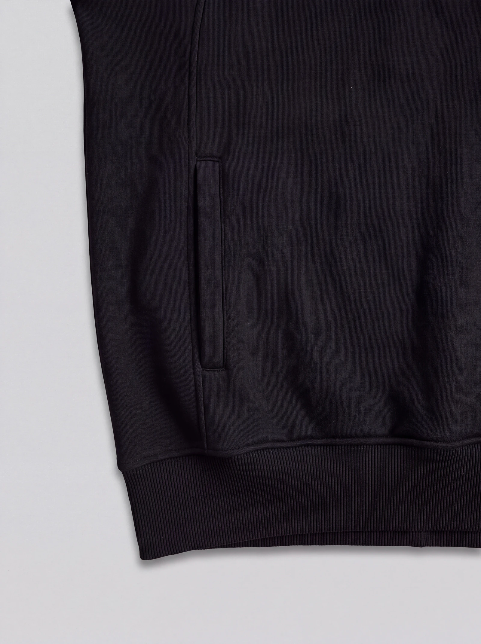 Hoodie Manga Ranglan Negro — detalle: bolsillo