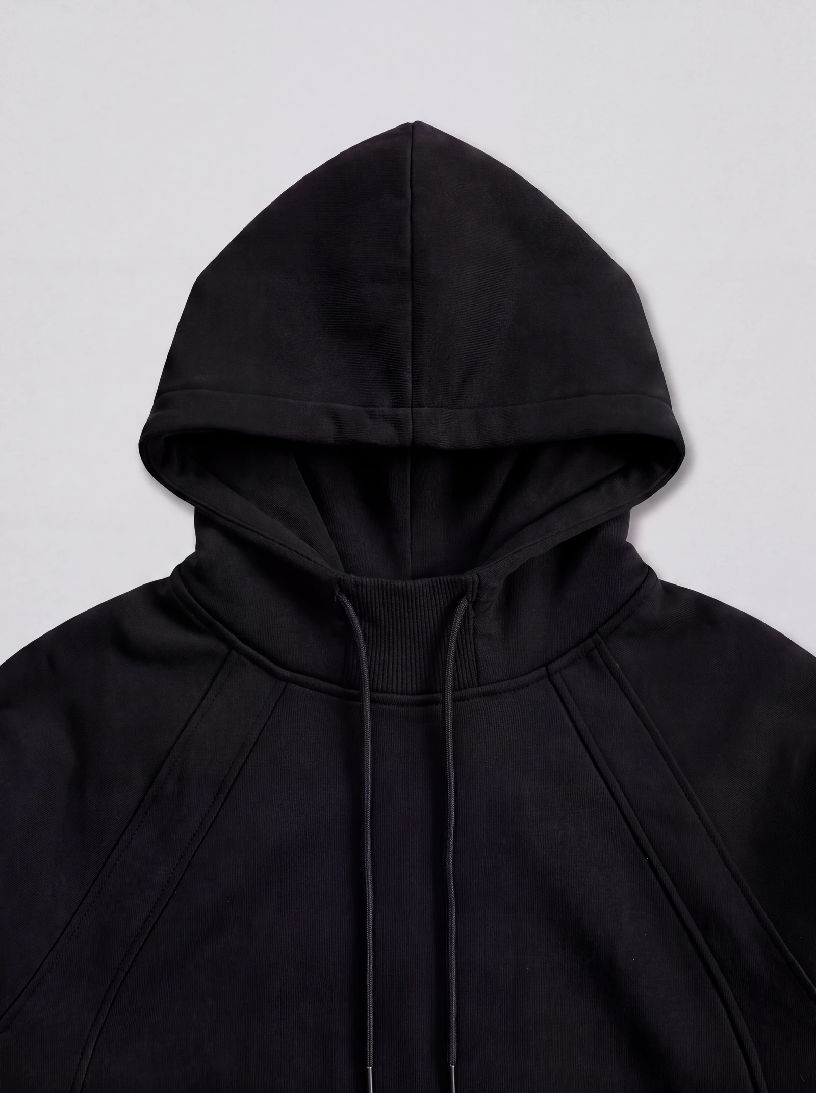Hoodie Manga Ranglan Negro — detalle: capucha