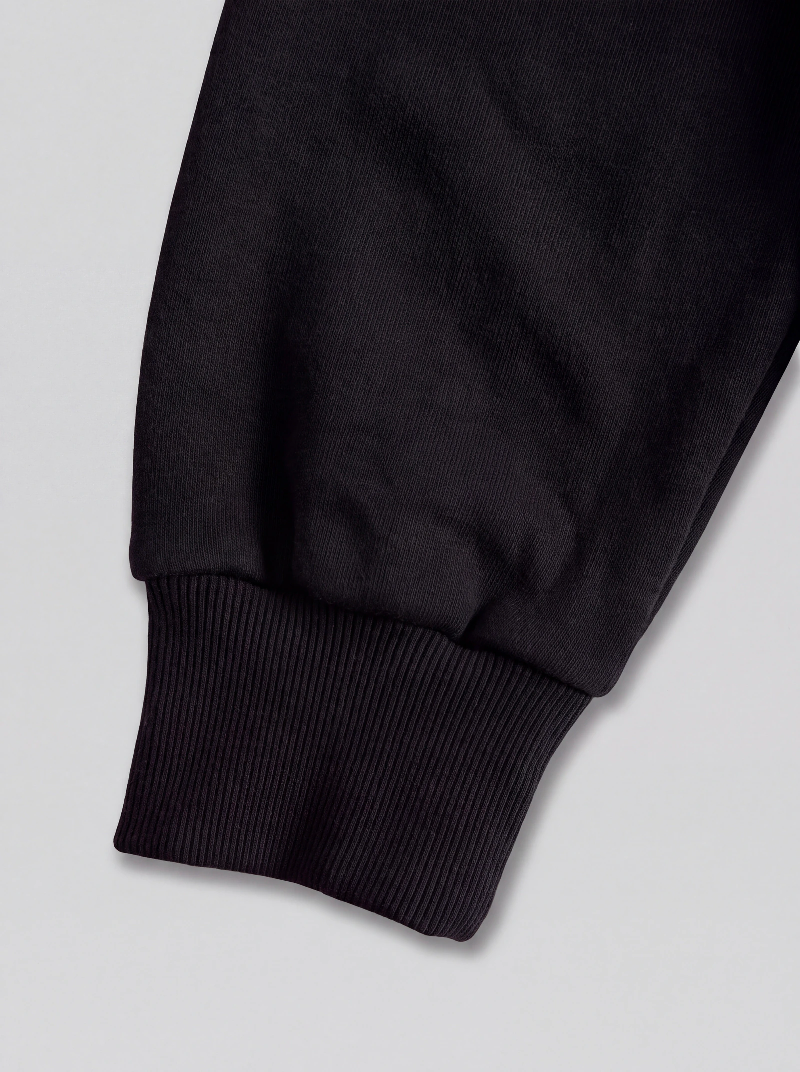 Hoodie Manga Ranglan Negro — detalle: puño