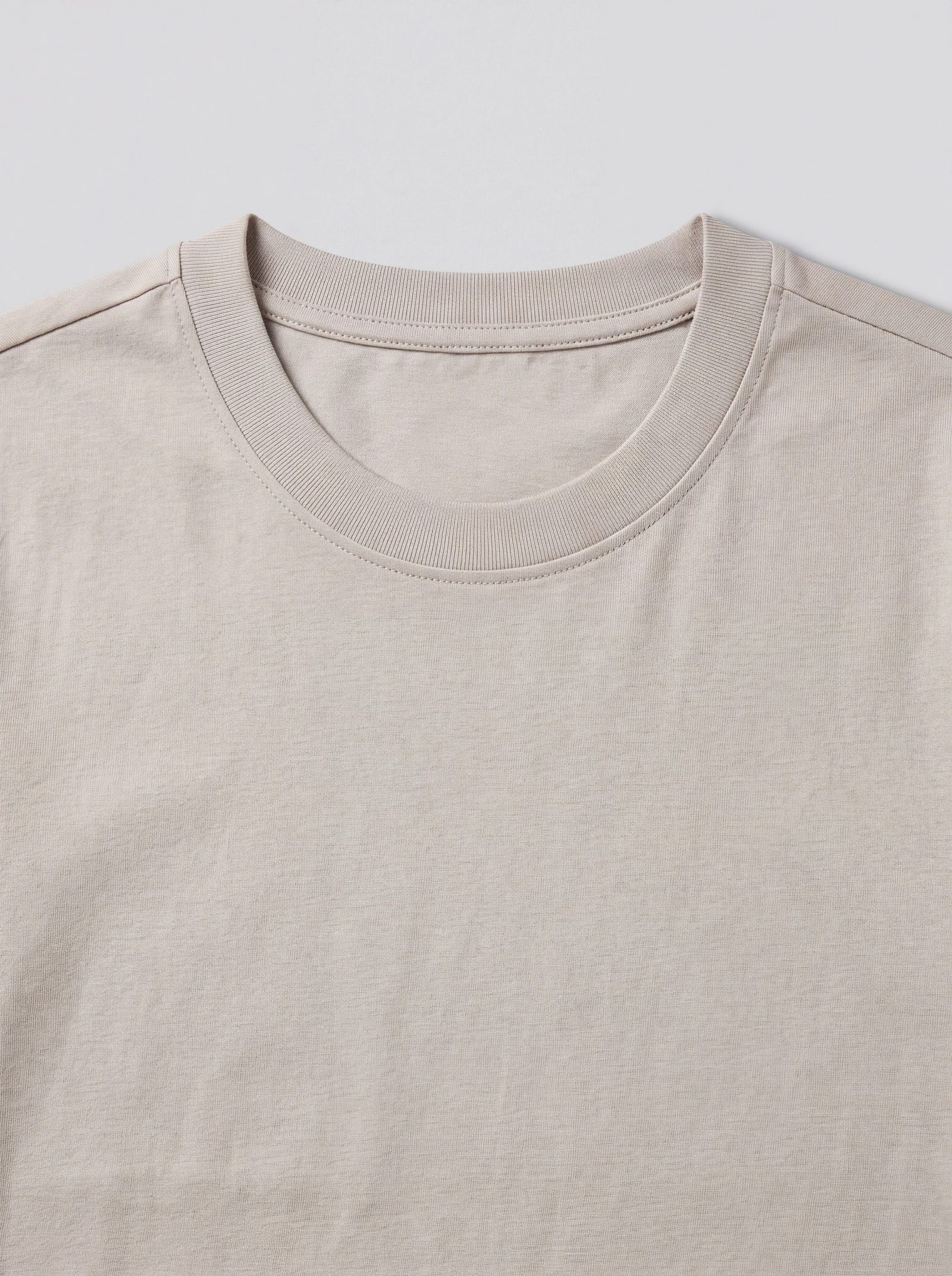 Camiseta Básica Ajustada Larga Beige — detalle: cuello