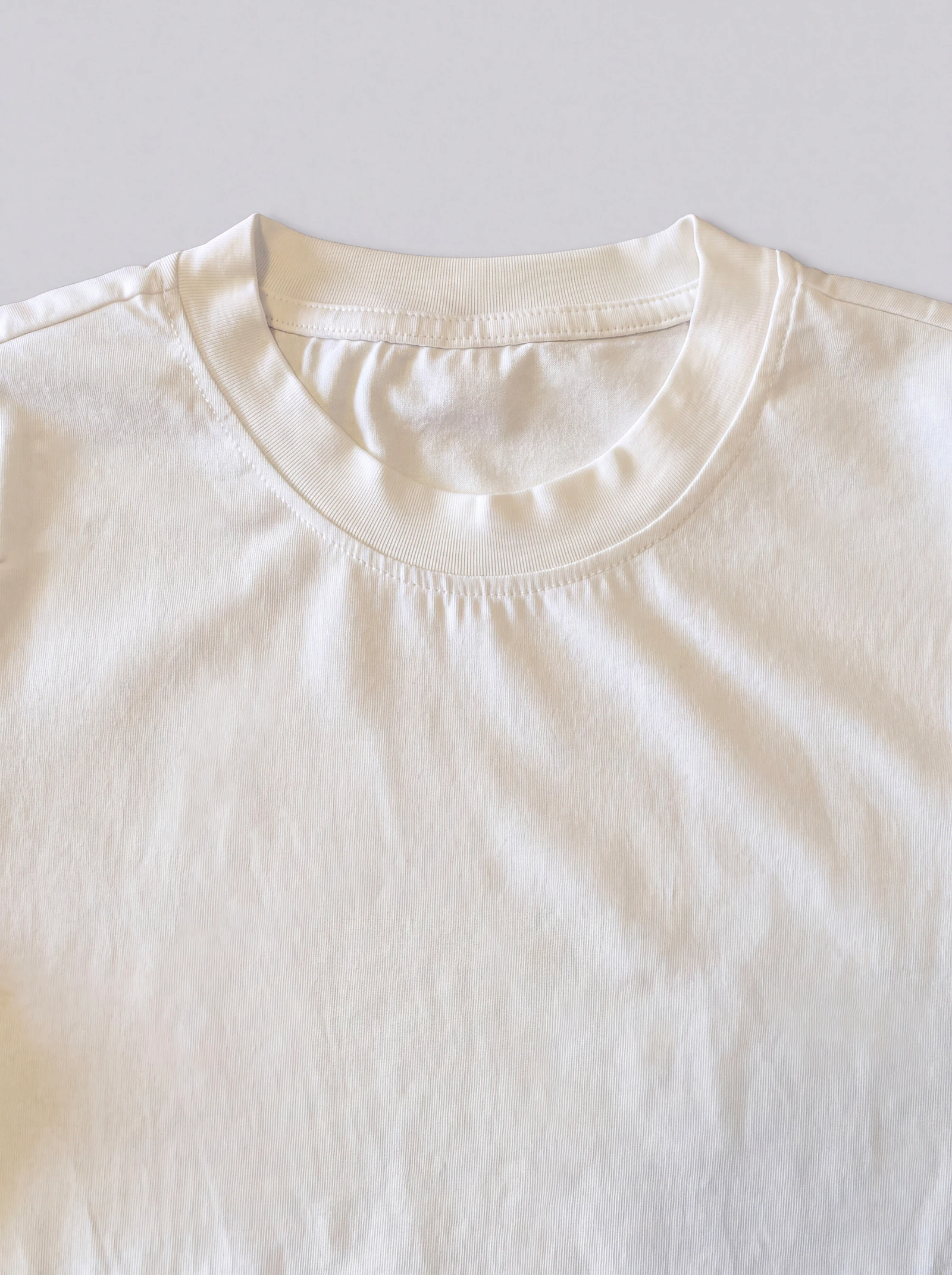 Camiseta Básica Ajustada Larga Crudo — detalle: cuello