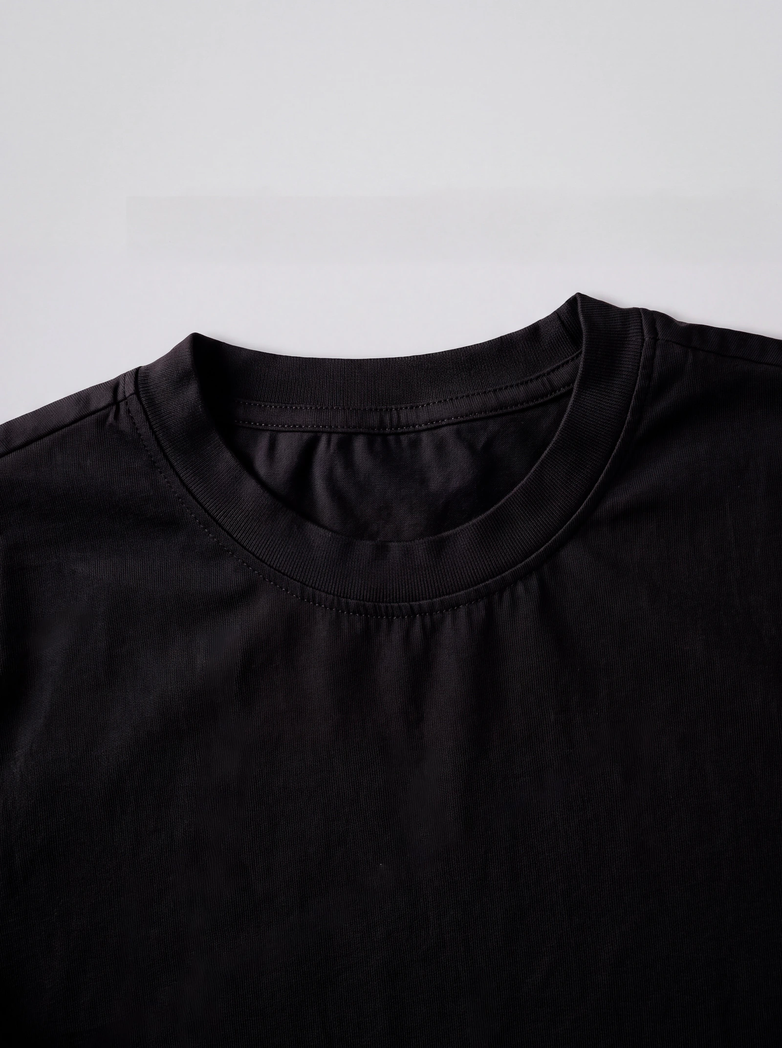 Camiseta Básica Ajustada Larga Negro — detalle: cuello