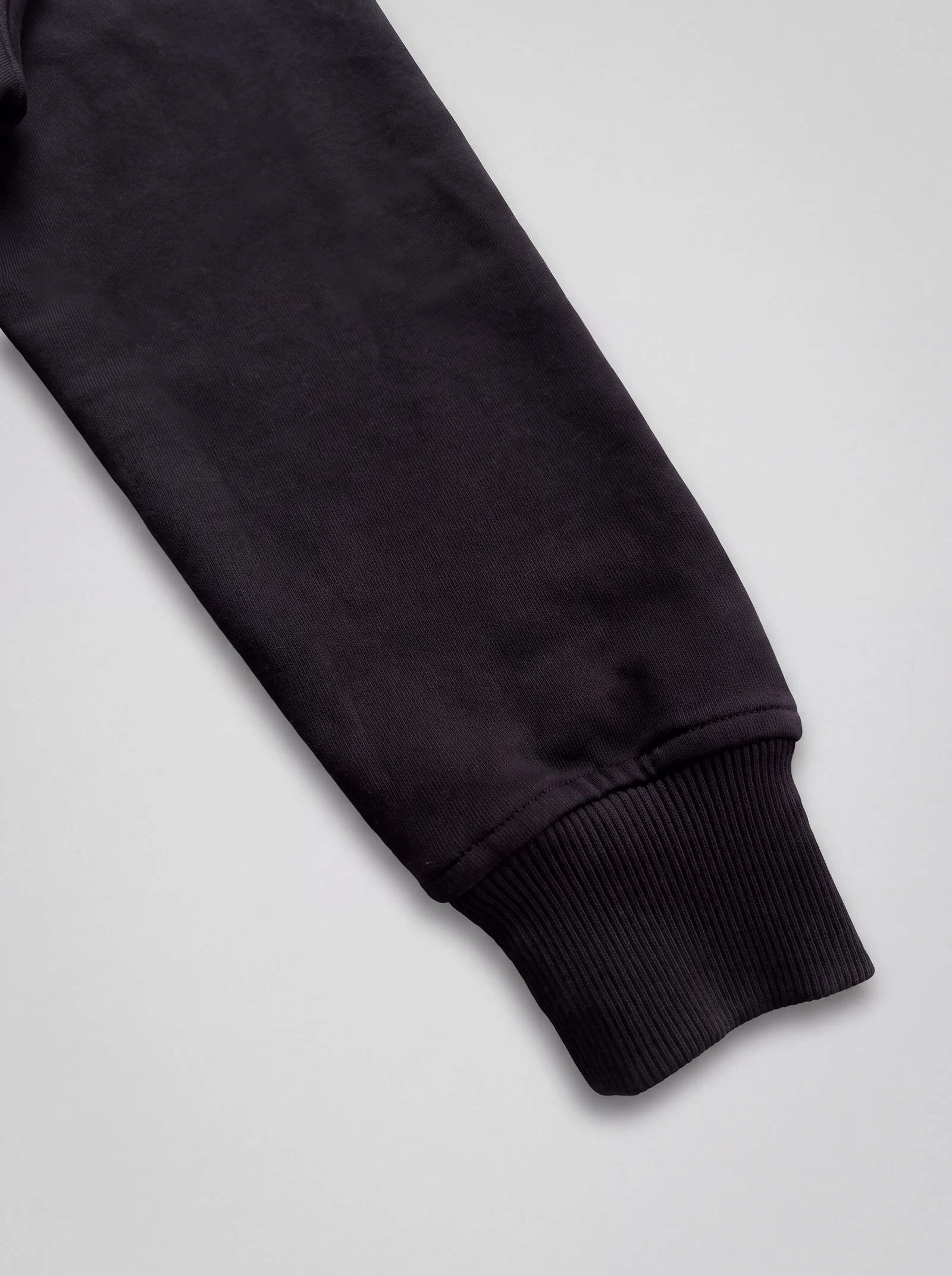 Hoodie Básico Dama Negro — detalle: puño
