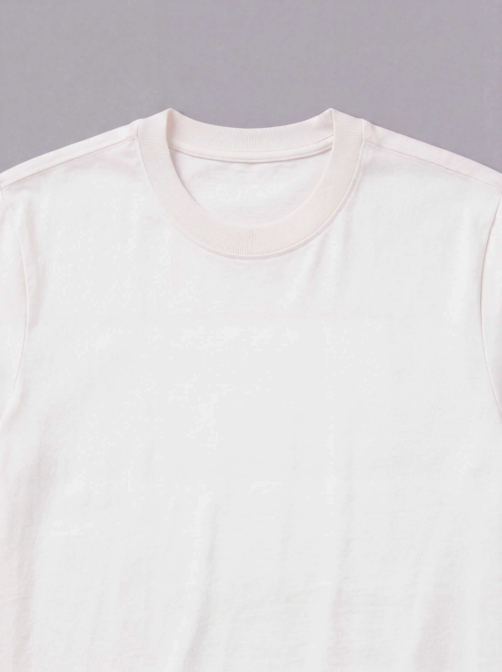 Camiseta Clásica Crudo — detalle: cuello