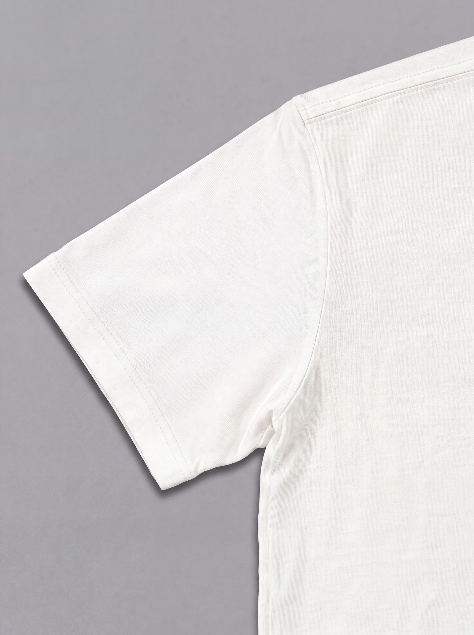 Camiseta Clásica Crudo — detalle: manga