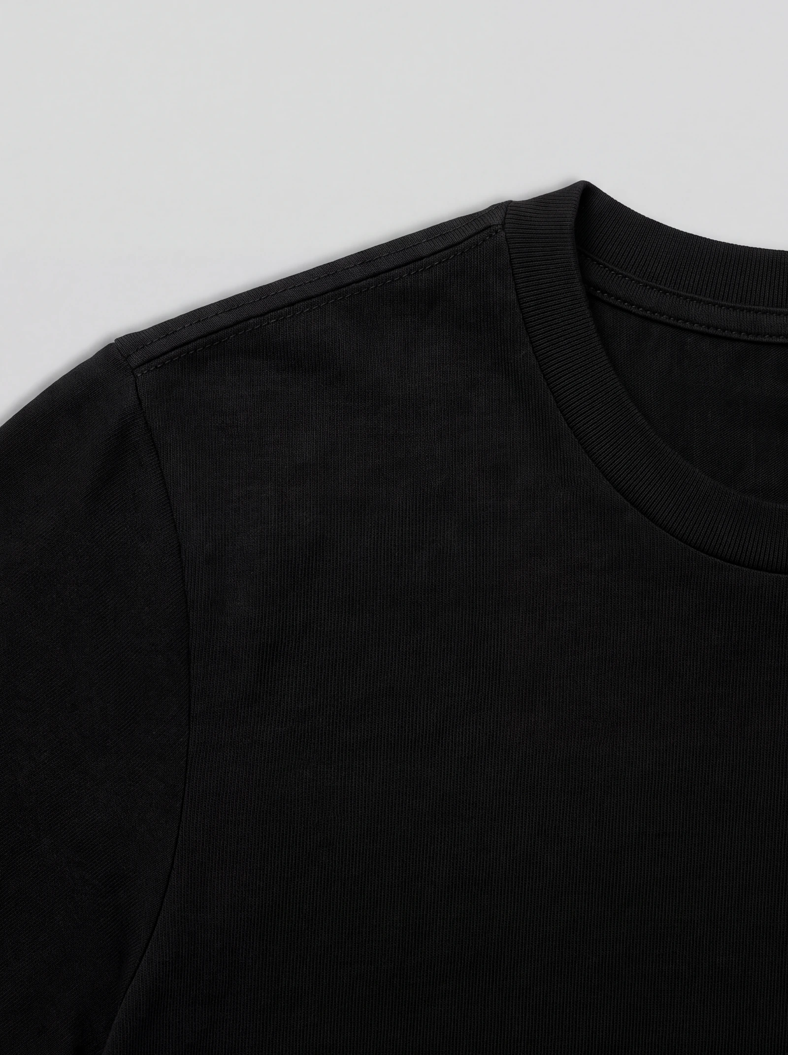 Camiseta Clásica Negro — detalle: cuello