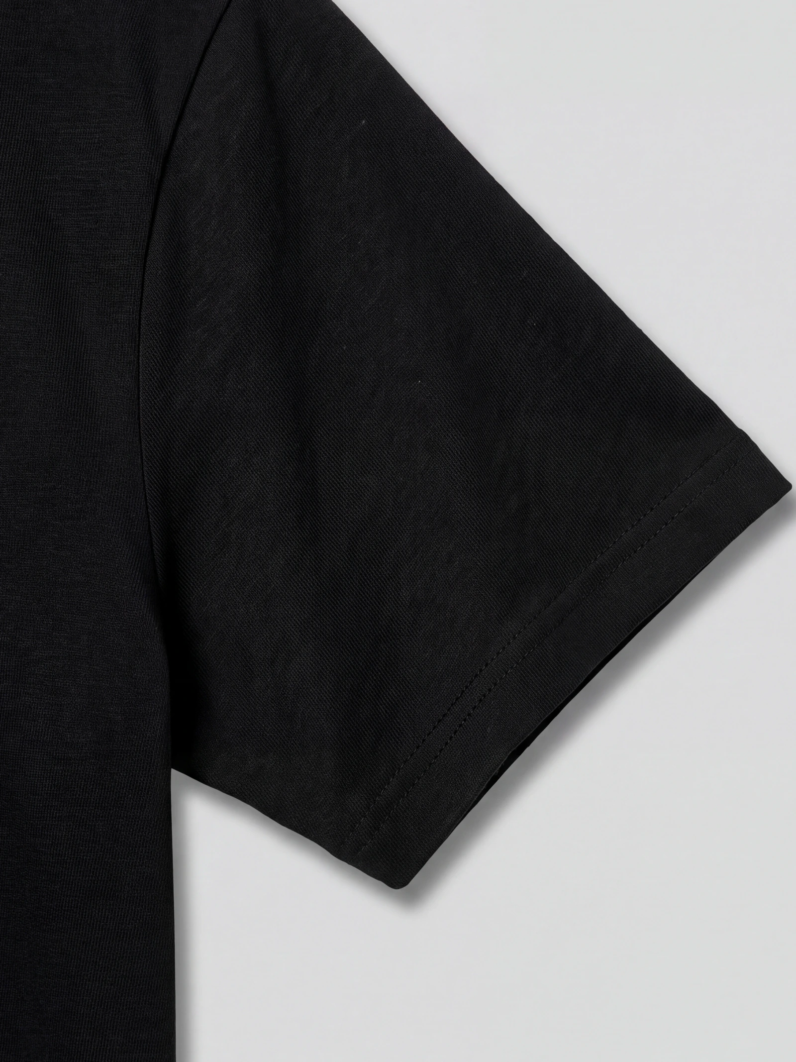Camiseta Clásica Negro — detalle: manga