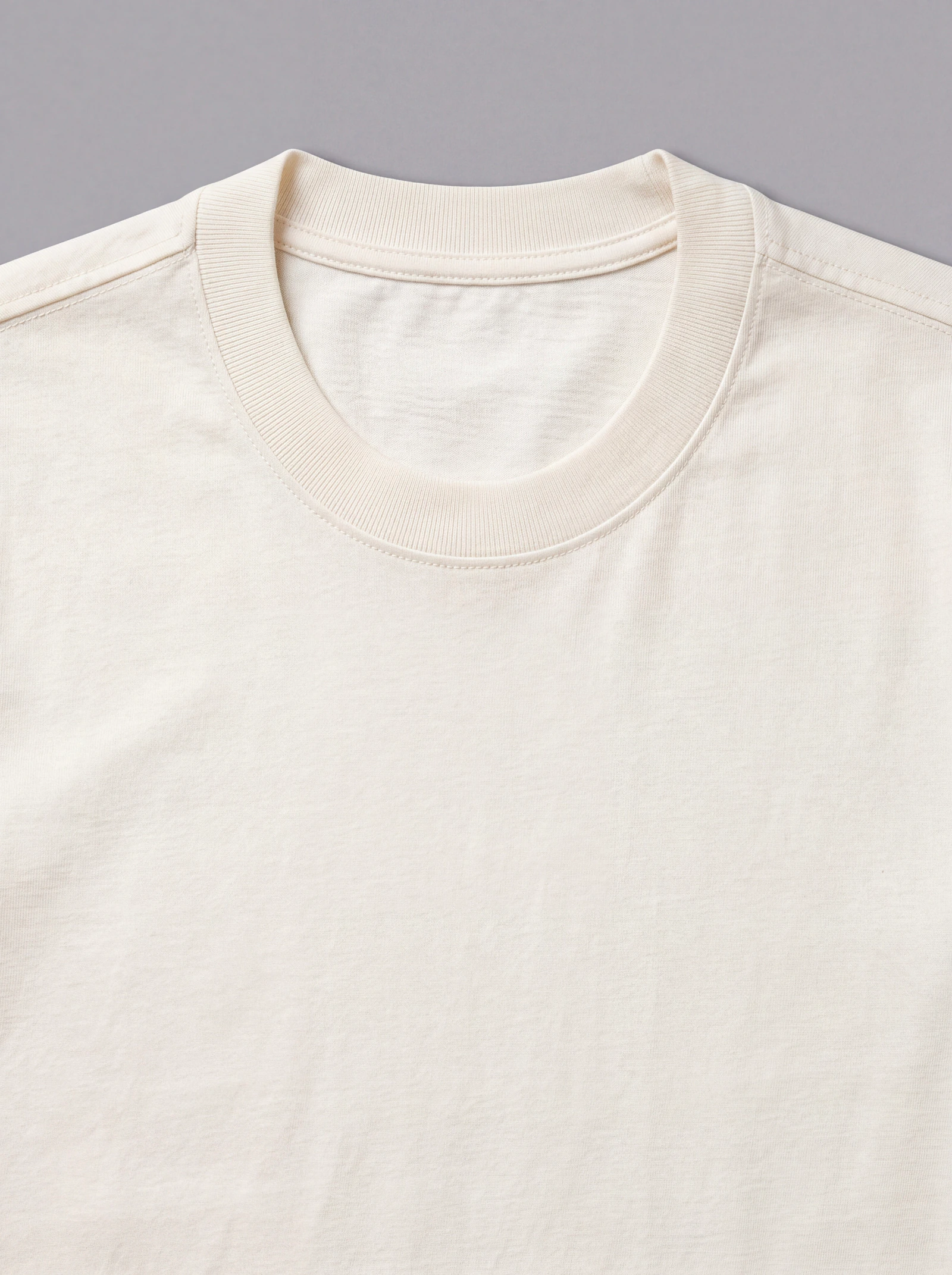 Camiseta Clásica Crudo — detalle: cuello