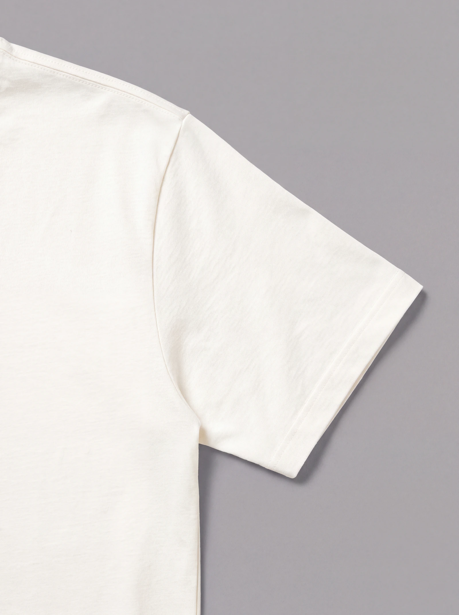 Camiseta Clásica Crudo — detalle: manga