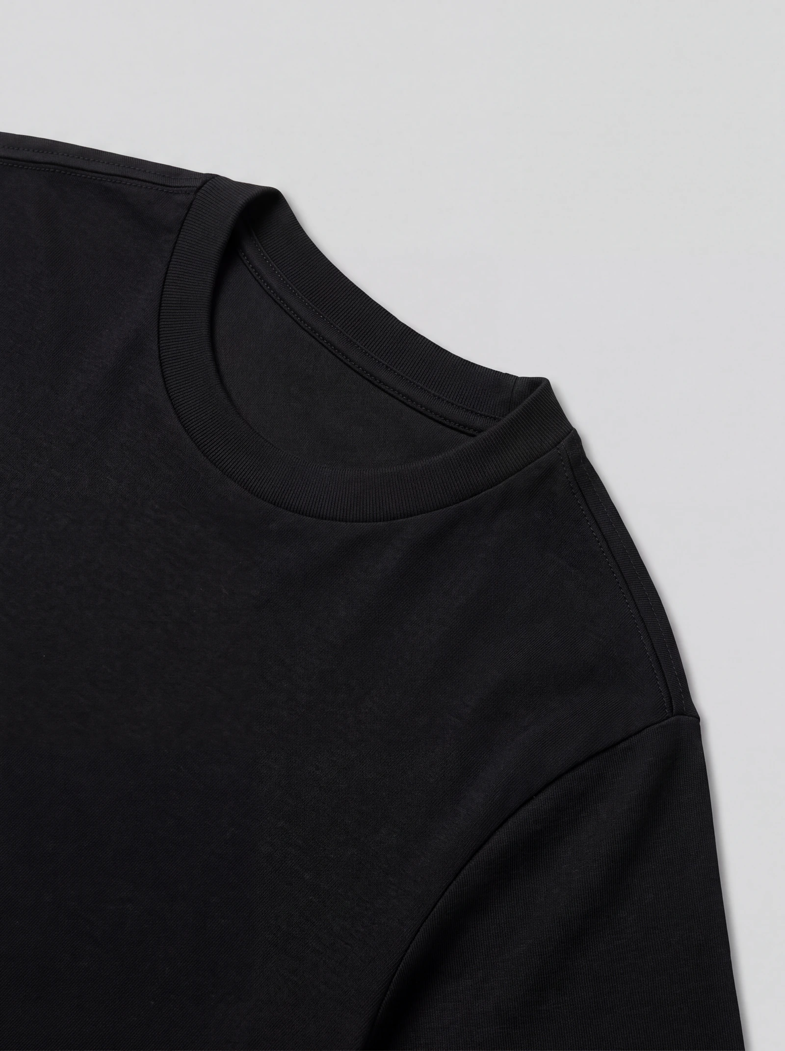Camiseta Clásica Negro — detalle: cuello