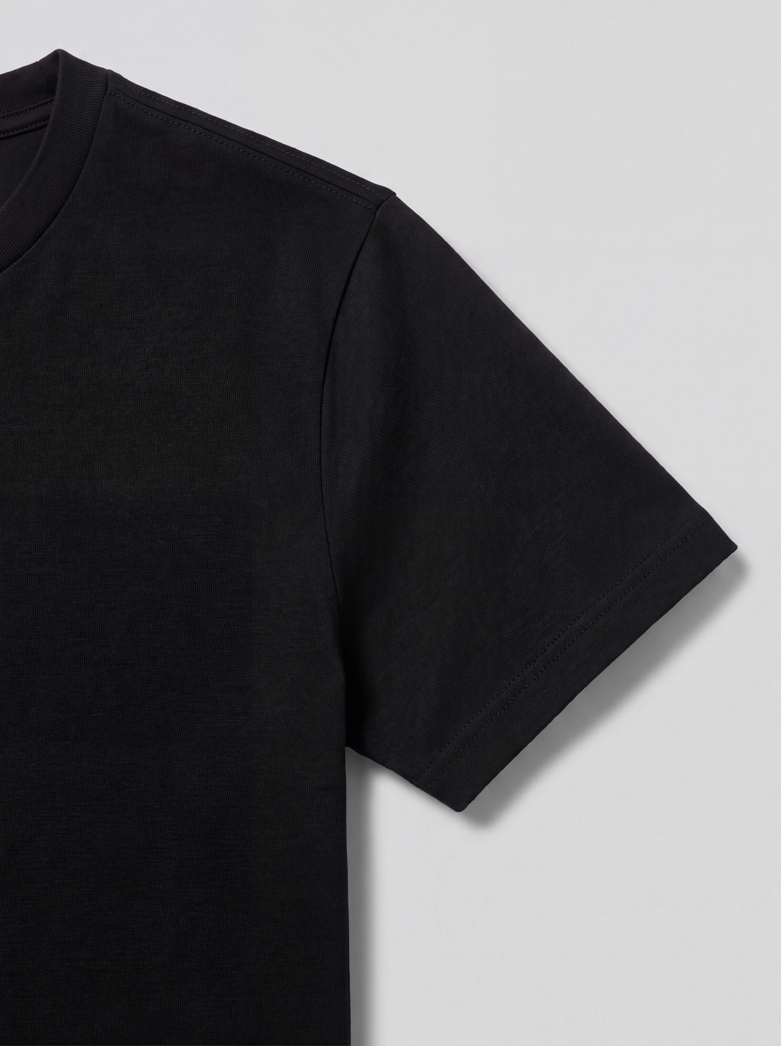 Camiseta Clásica Negro — detalle: manga