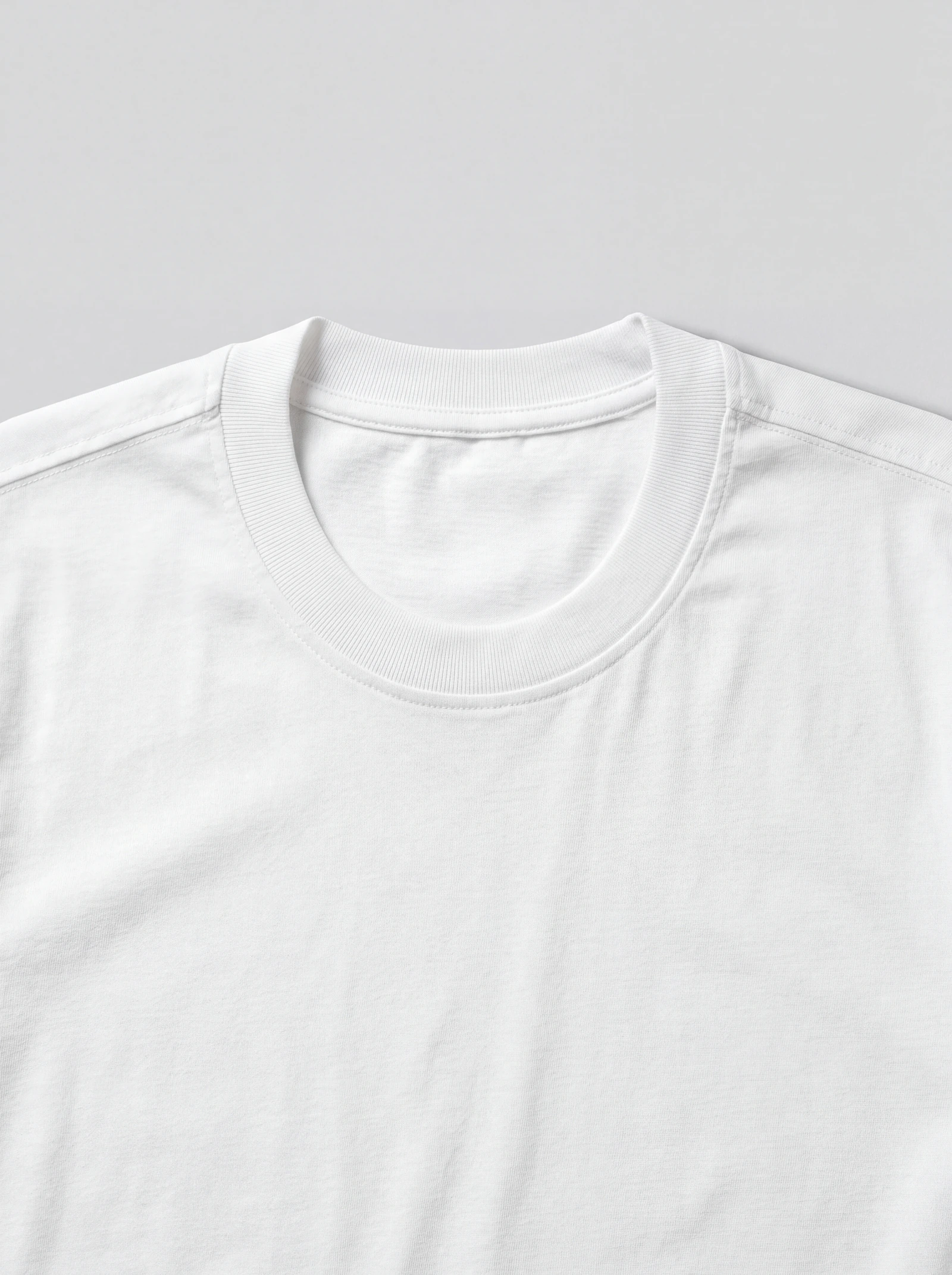 Camiseta Clásica Blanco — detalle: cuello
