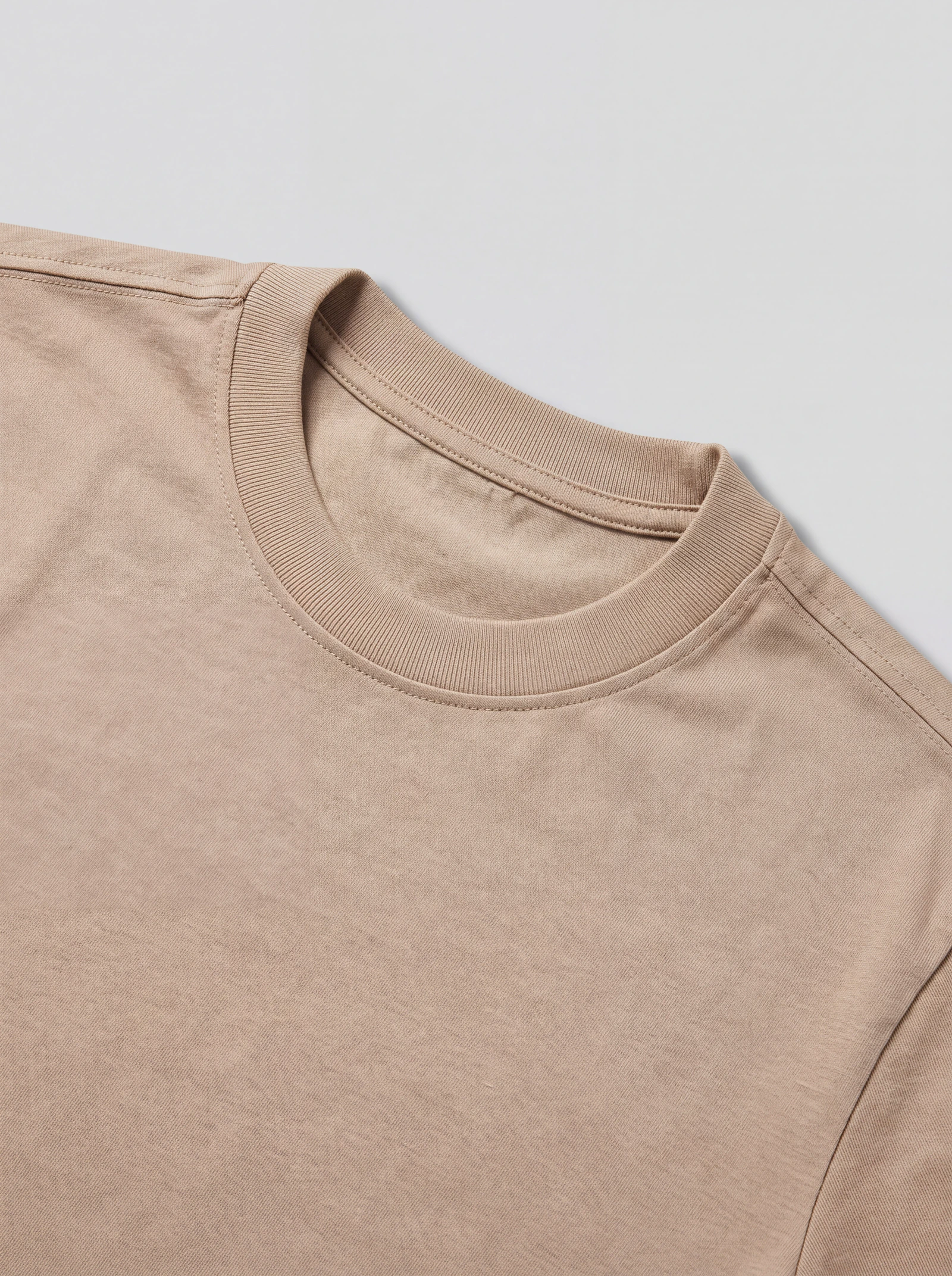Camiseta Clásica Café — detalle: cuello