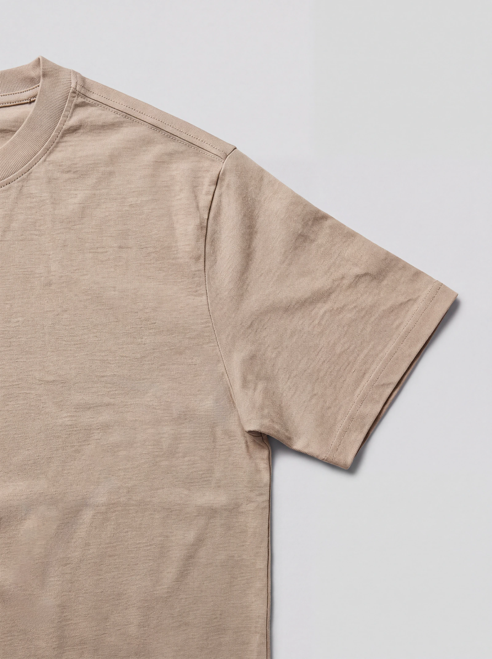 Camiseta Clásica Café — detalle: manga