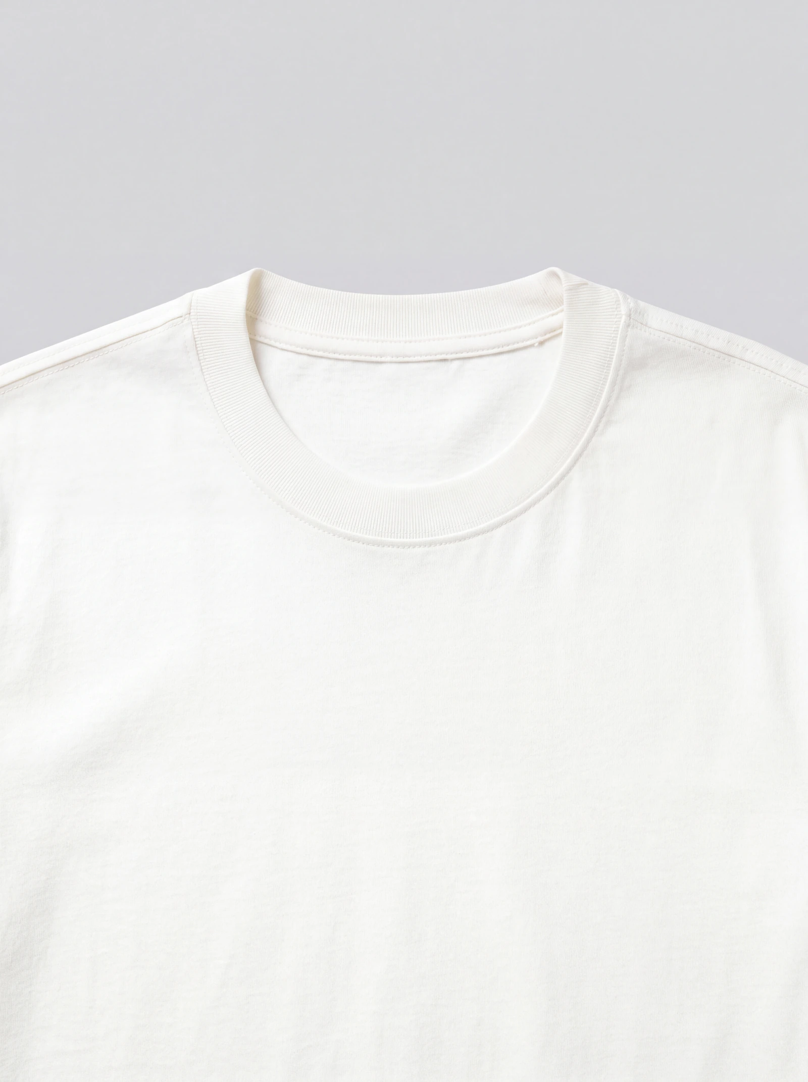 Camiseta Clásica Crudo — detalle: cuello