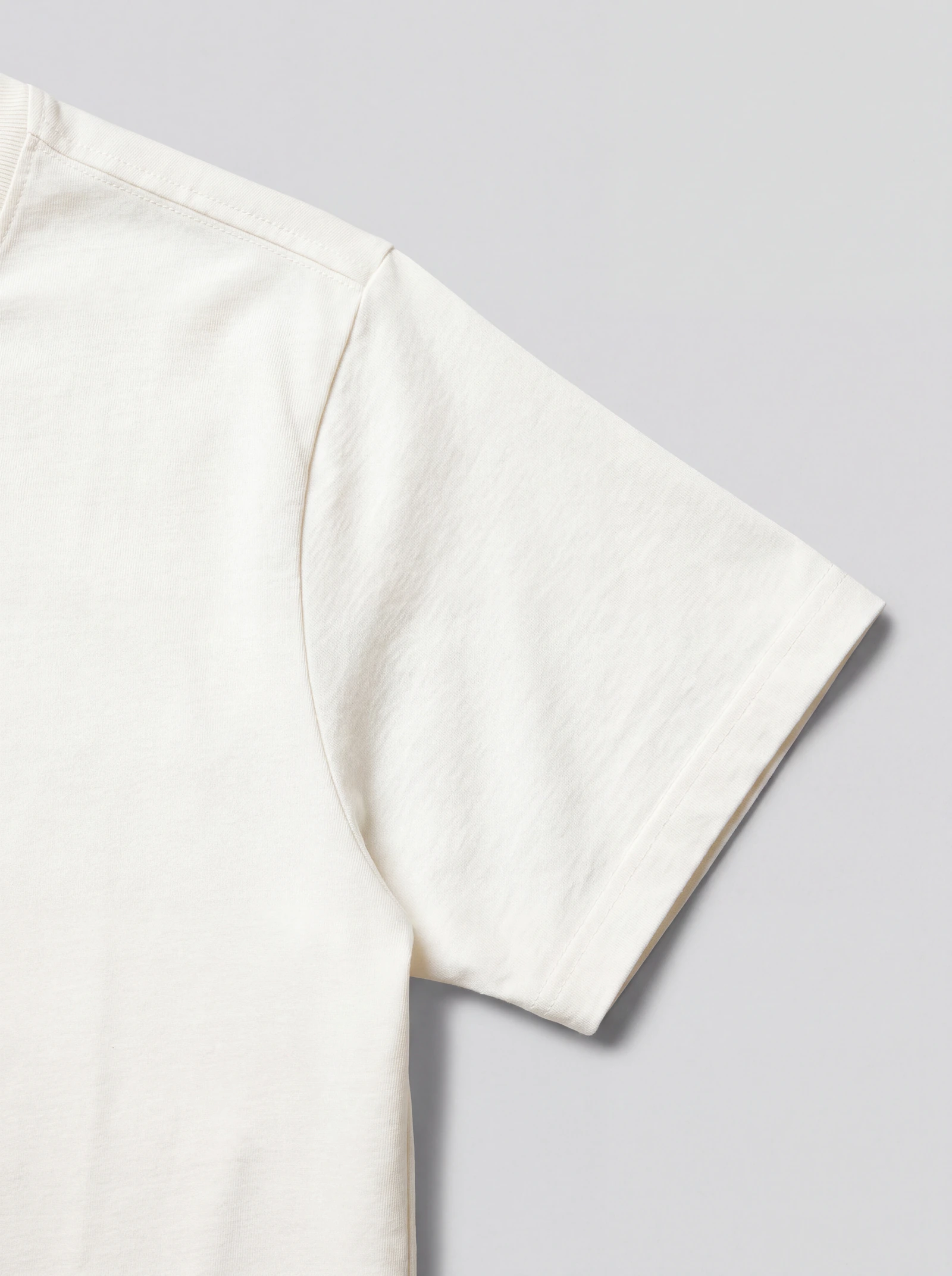Camiseta Clásica Crudo — detalle: manga