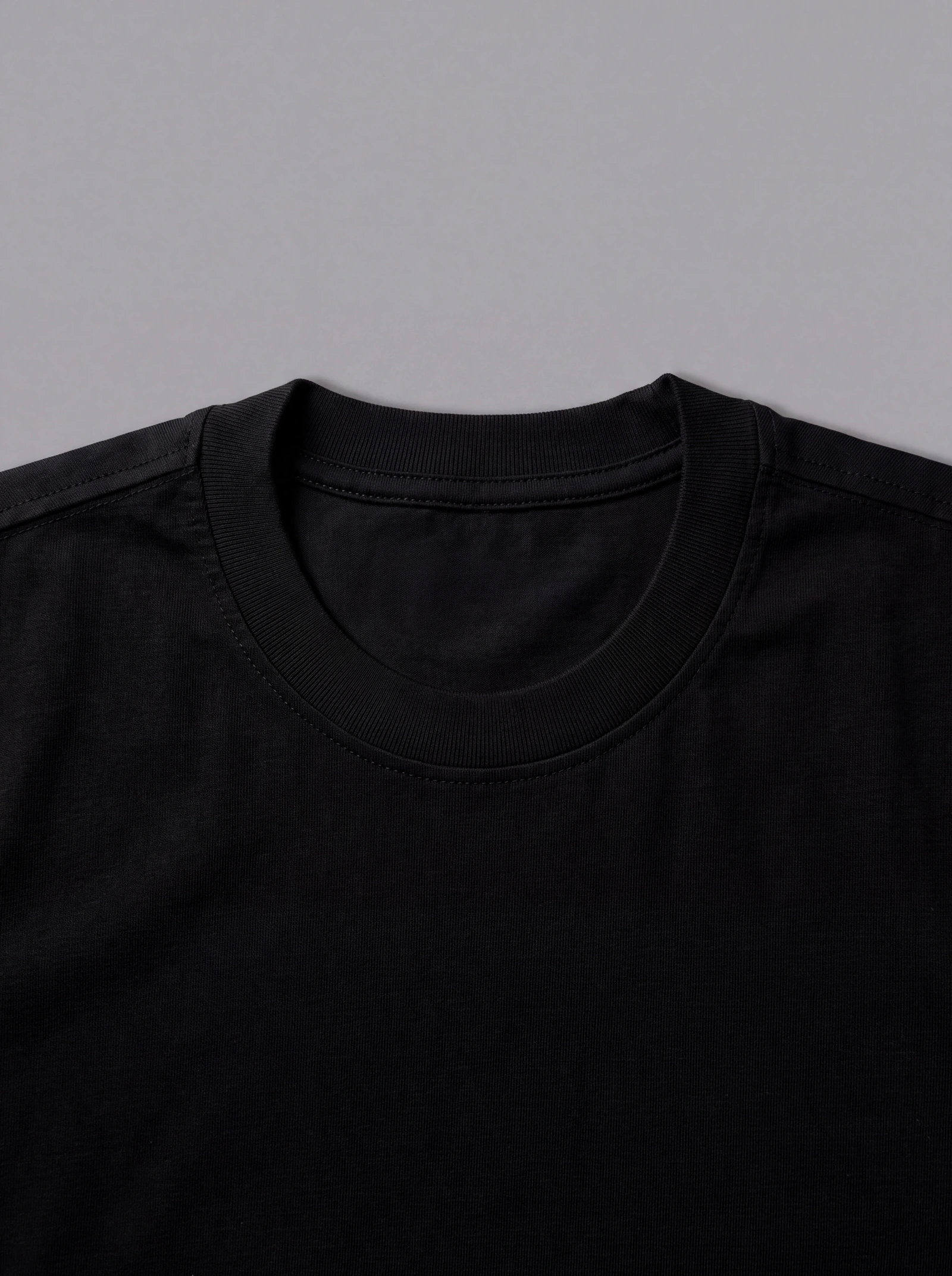 Camiseta Clásica Negro — detalle: cuello