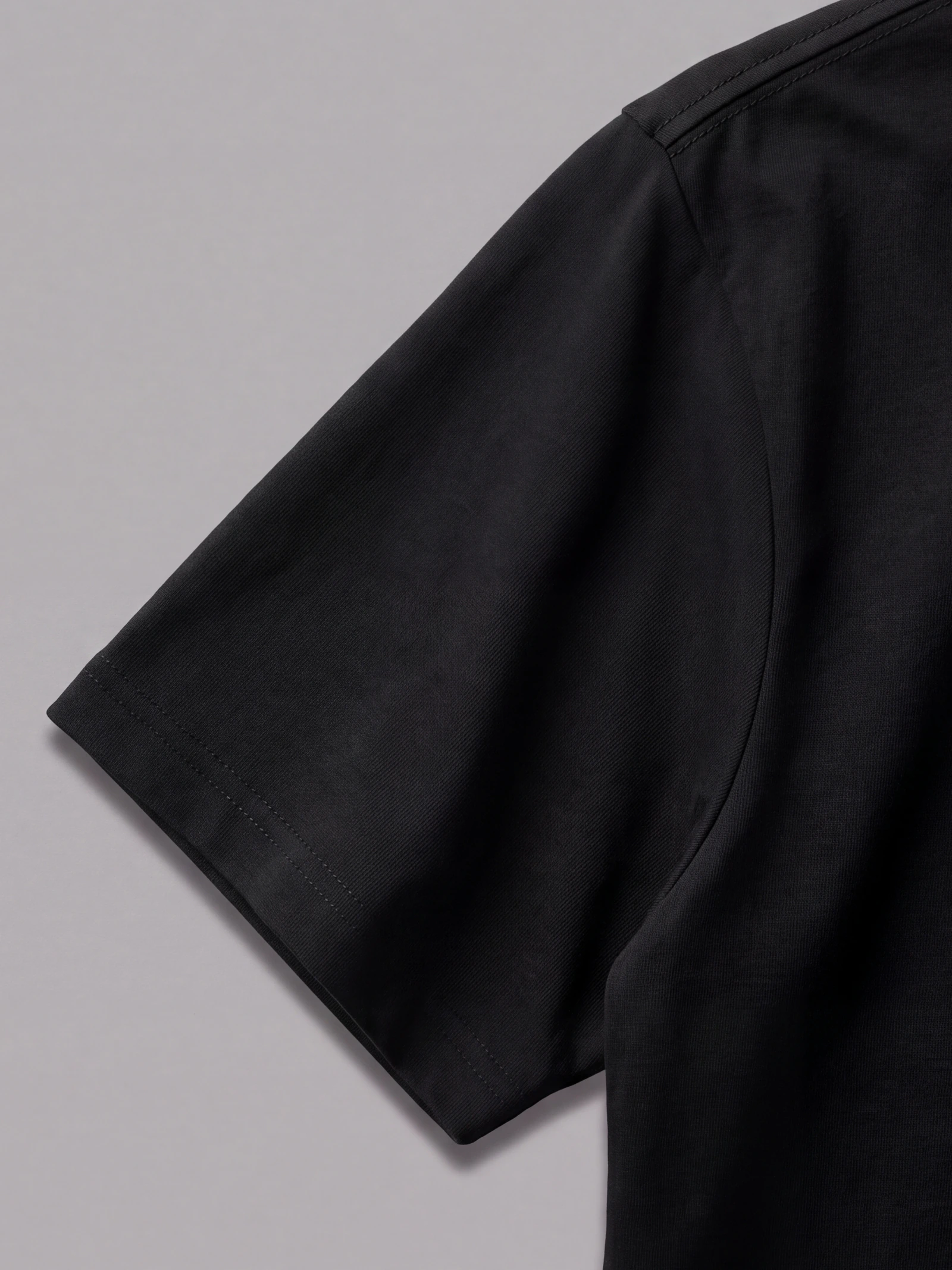 Camiseta Clásica Negro — detalle: manga