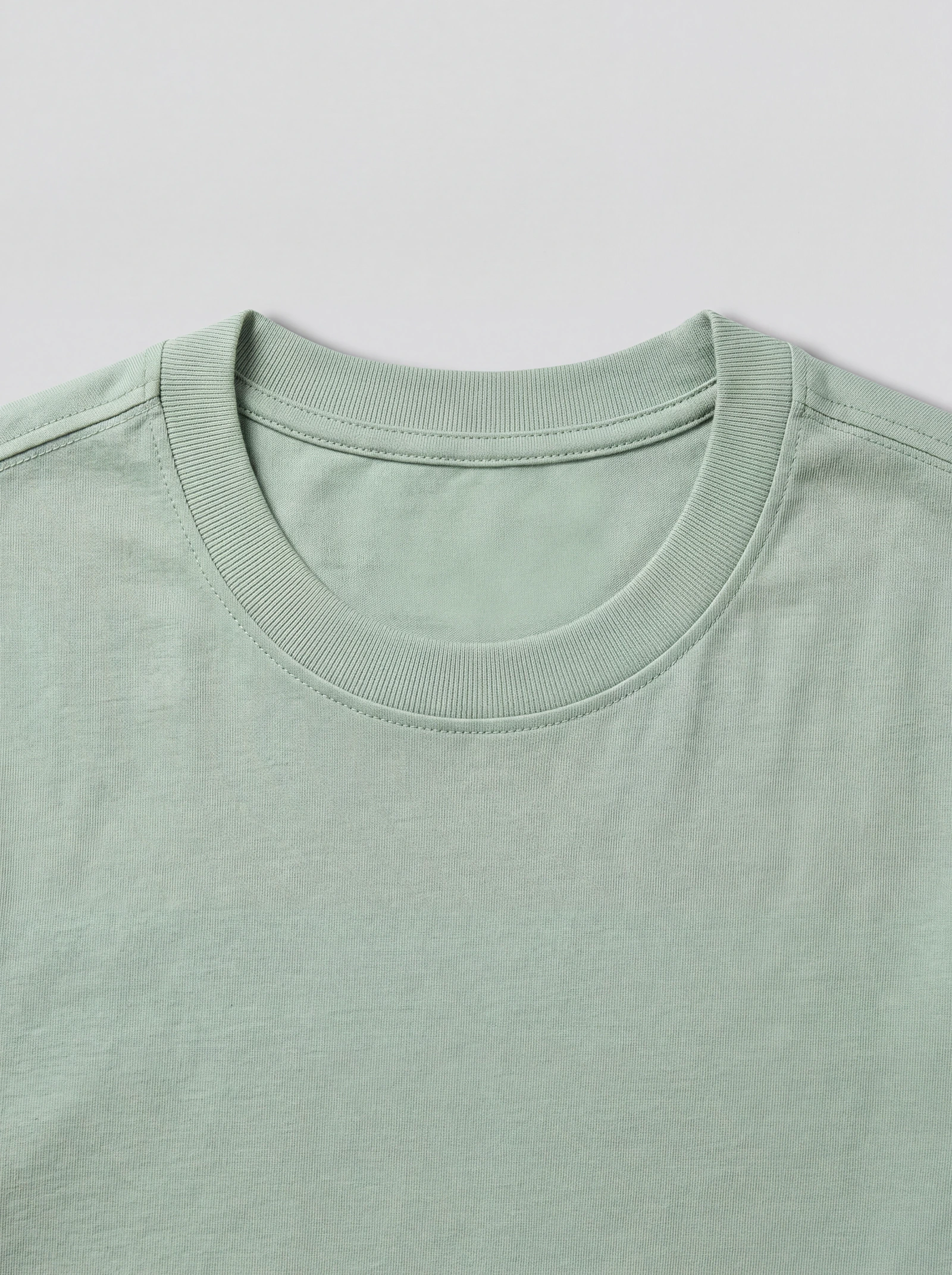 Camiseta Clásica Verde Agua — detalle: cuello