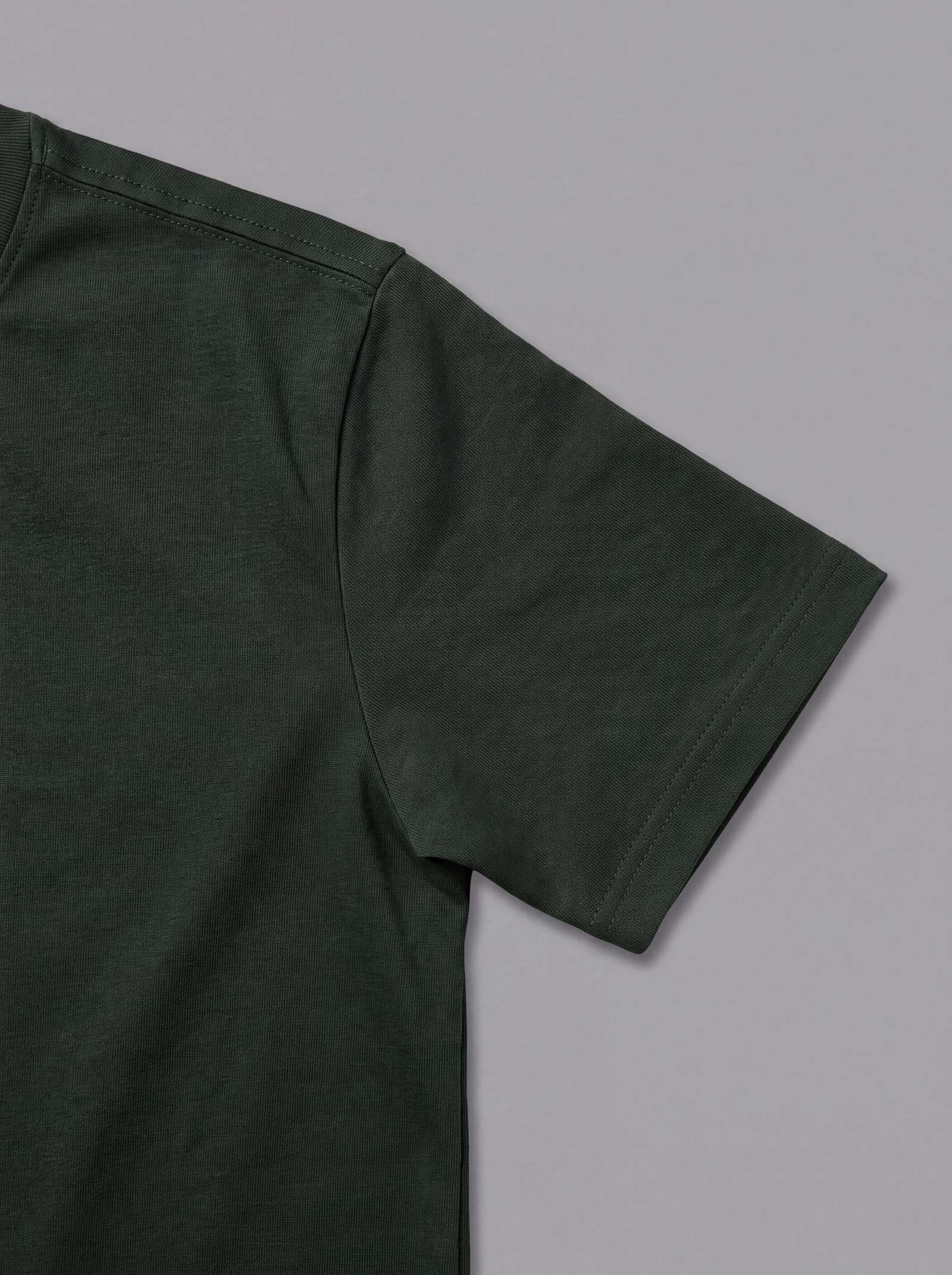 Camiseta Clásica Verde Oscuro — detalle: manga
