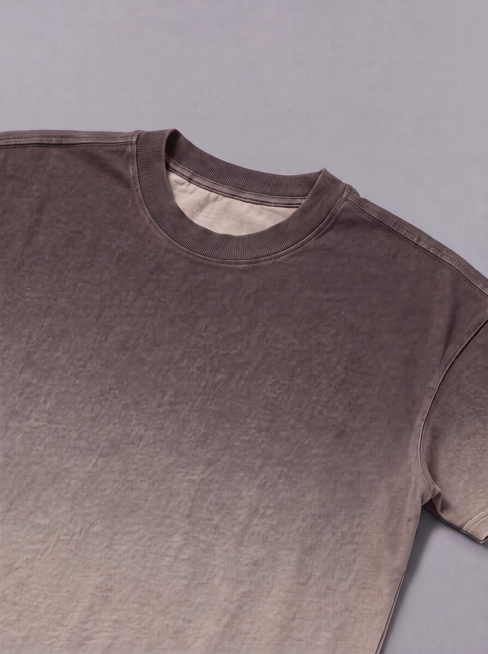 Camiseta Boxyover Aerógrafo Café — detalle: cuello