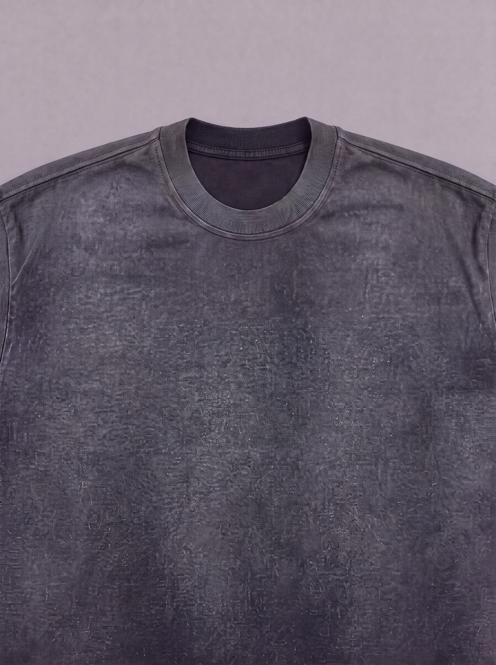 Camiseta Boxyover Aerógrafo Negro — detalle: cuello