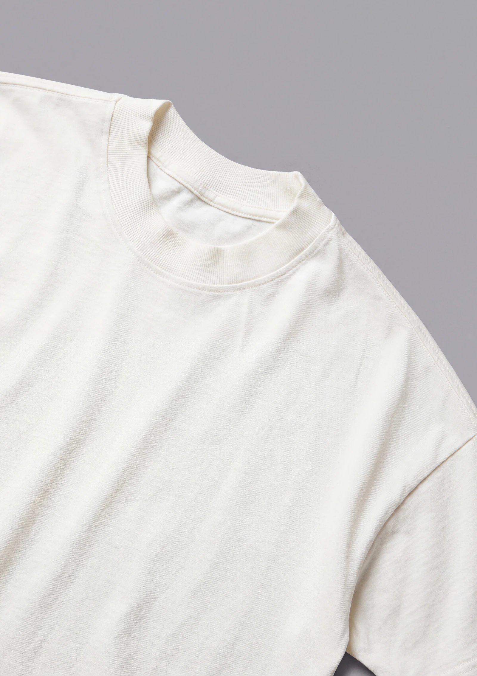 Camiseta Boxyover Crudo — detalle: cuello