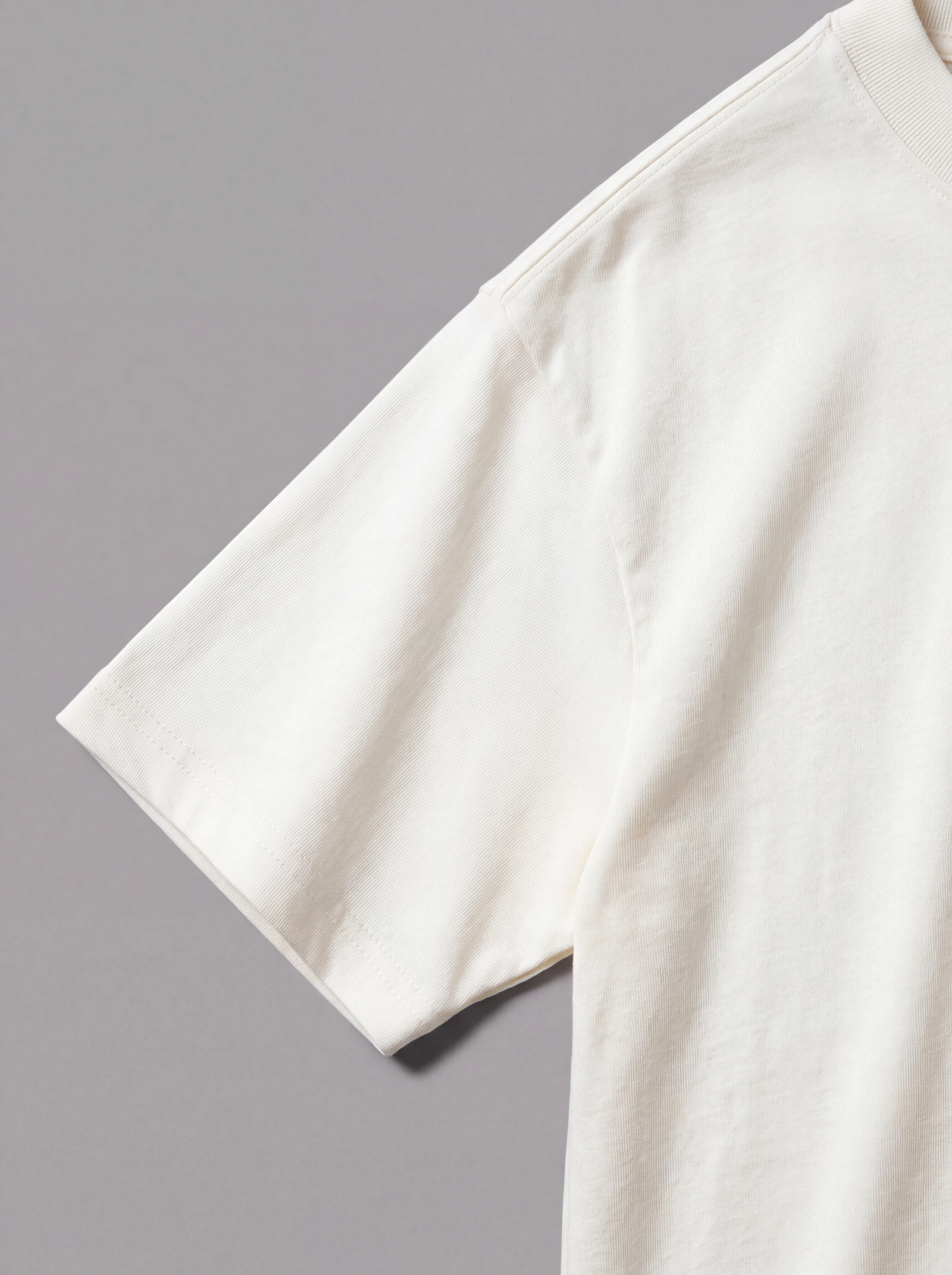 Camiseta Boxyover Crudo — detalle: manga