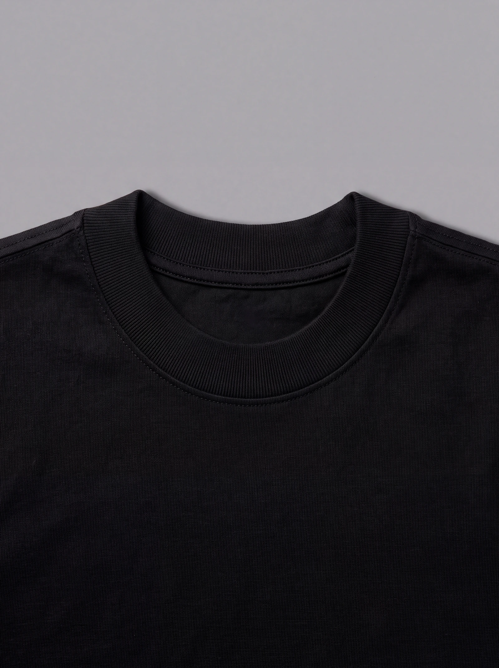 Camiseta Boxyover Negro — detalle: cuello