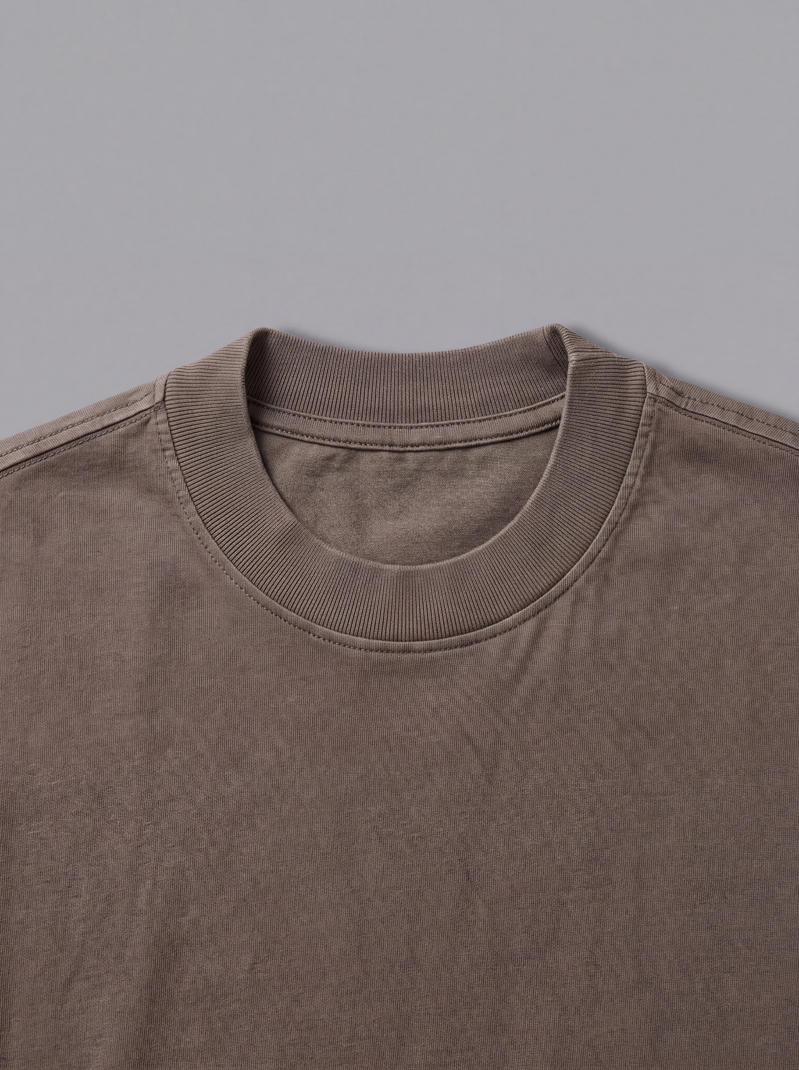Camiseta Boxyover Old Wash — detalle: cuello