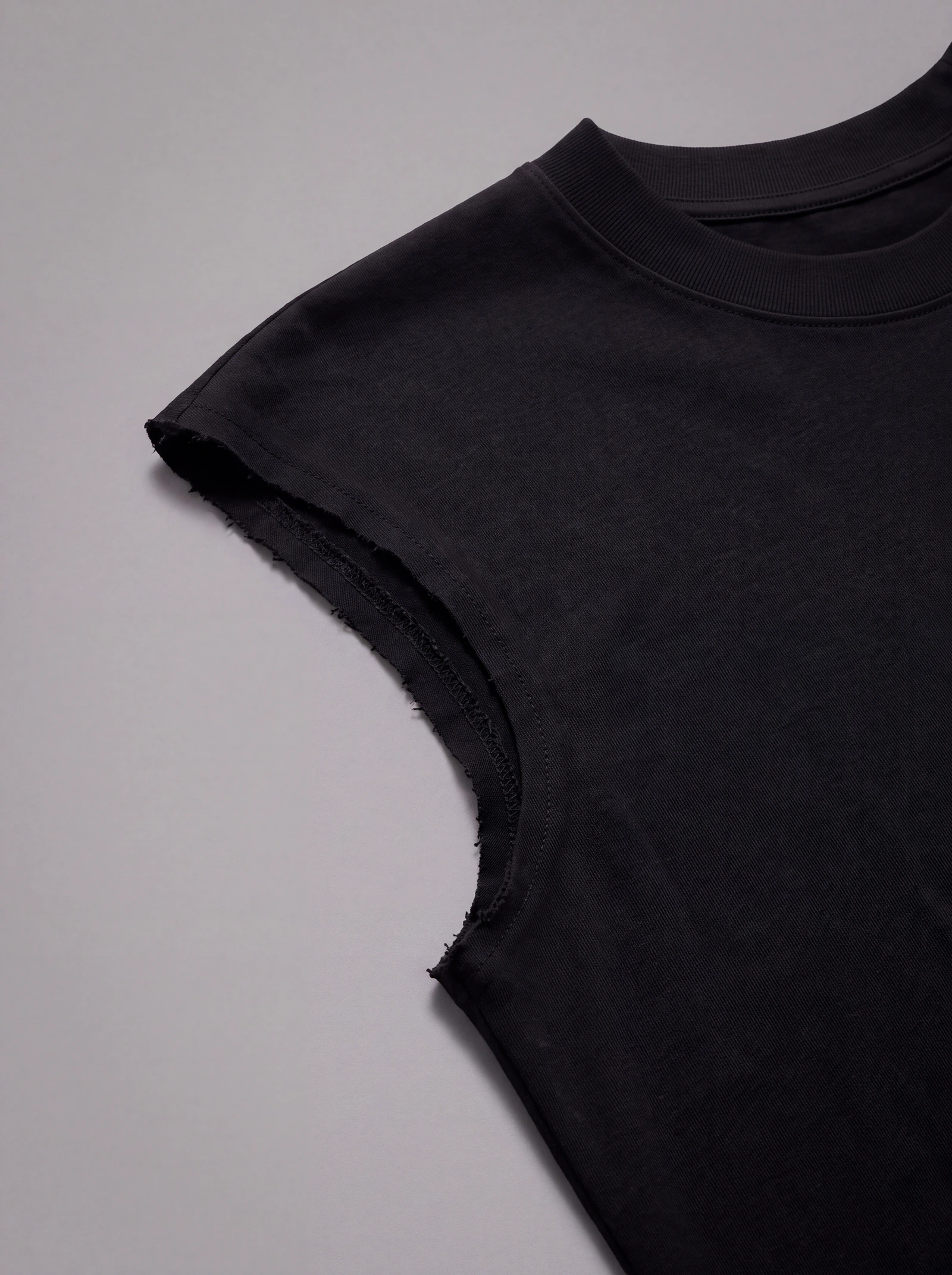 Camiseta Sisa Negro — detalle: manga