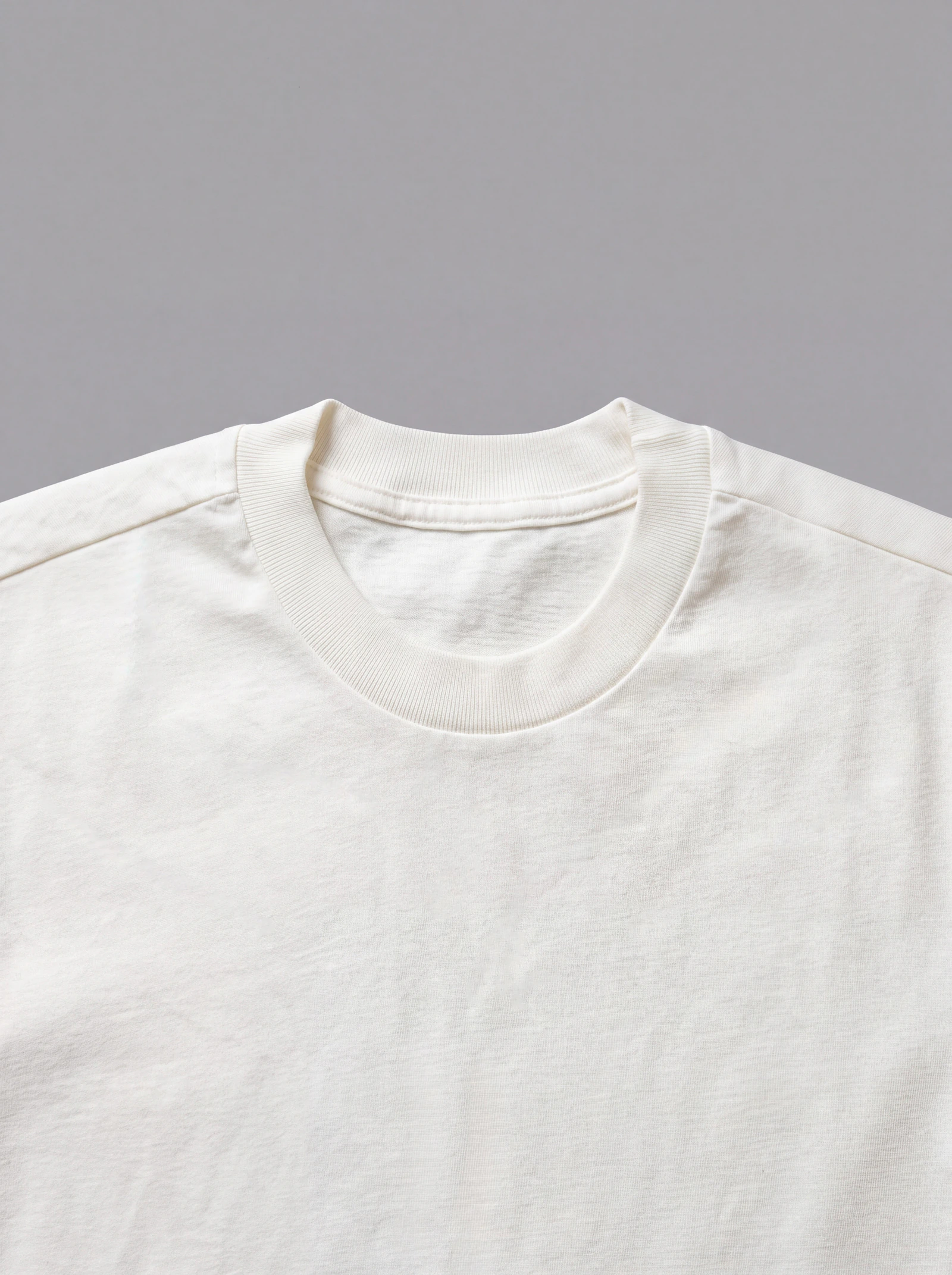 Camiseta Boxyover Teñida Crudo — detalle: cuello