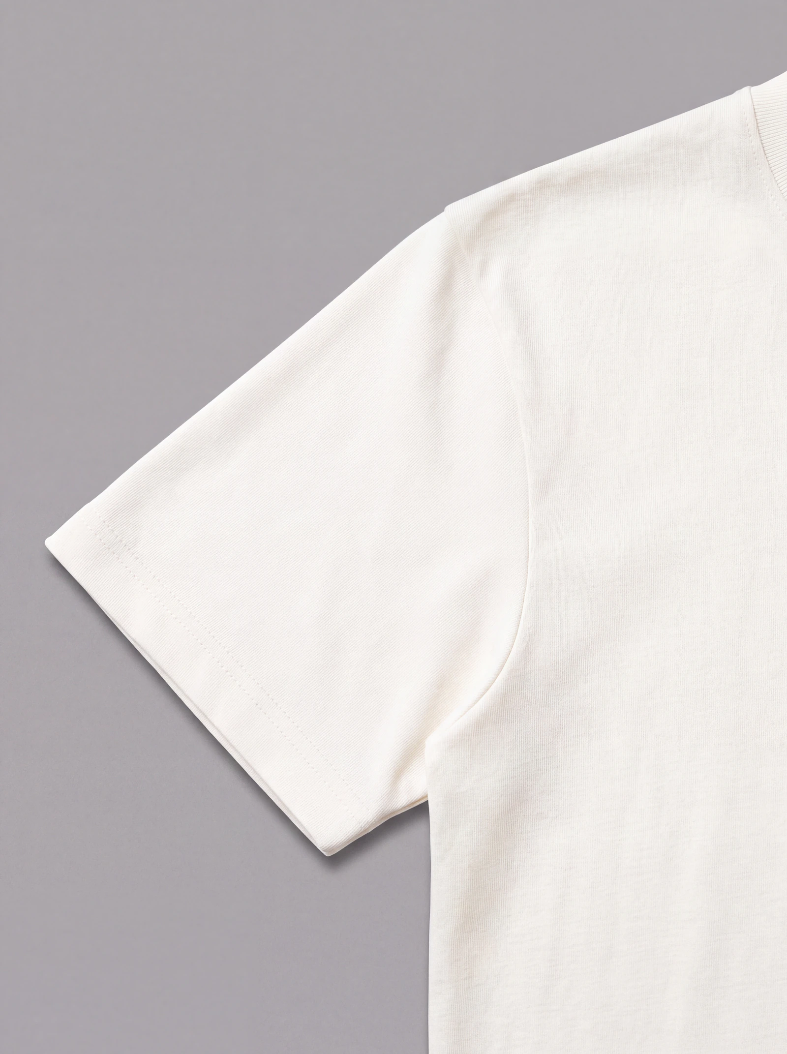 Camiseta Boxyover Teñida Crudo — detalle: manga