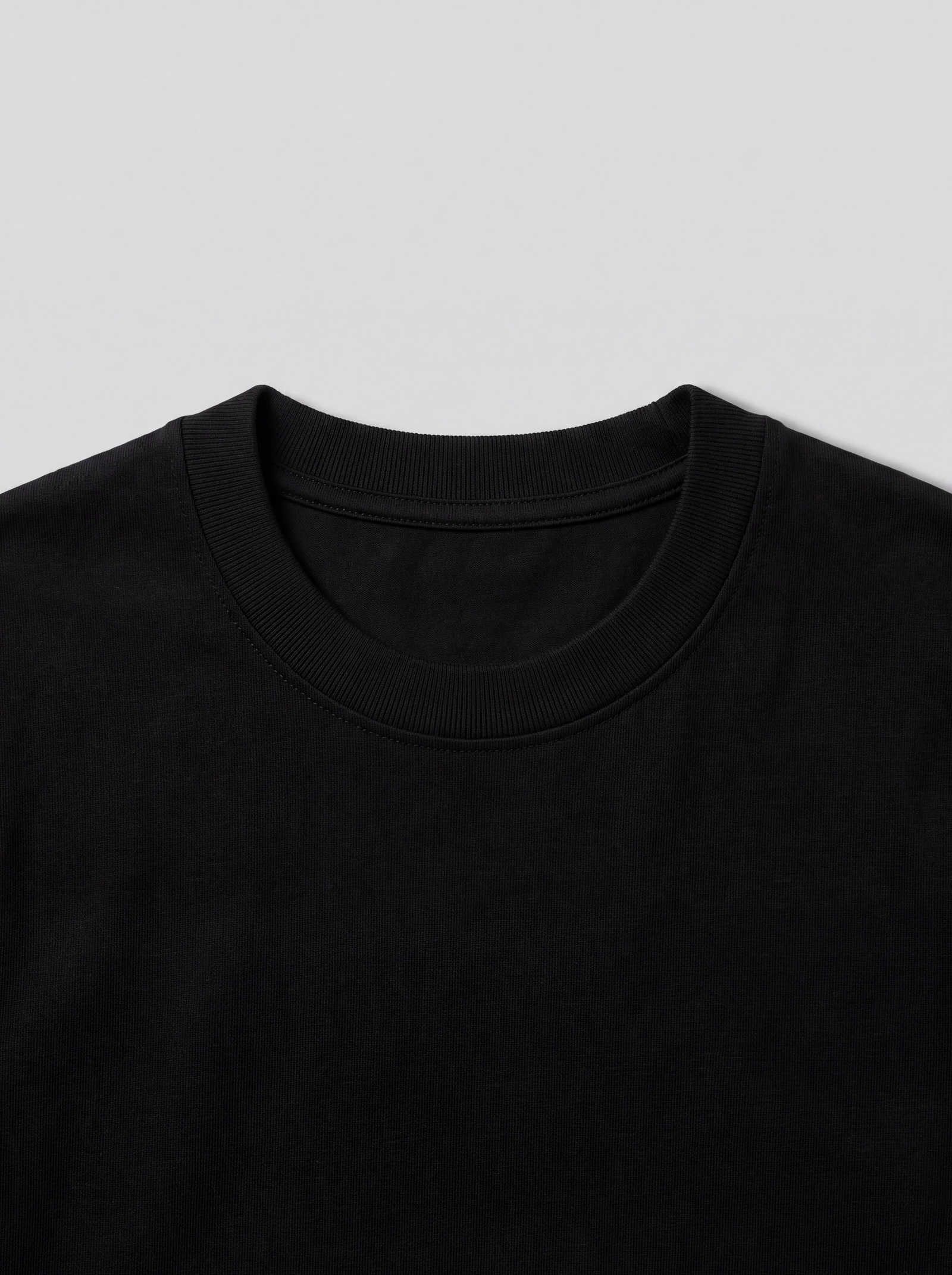 Camiseta Boxyover Teñida Negro — detalle: cuello