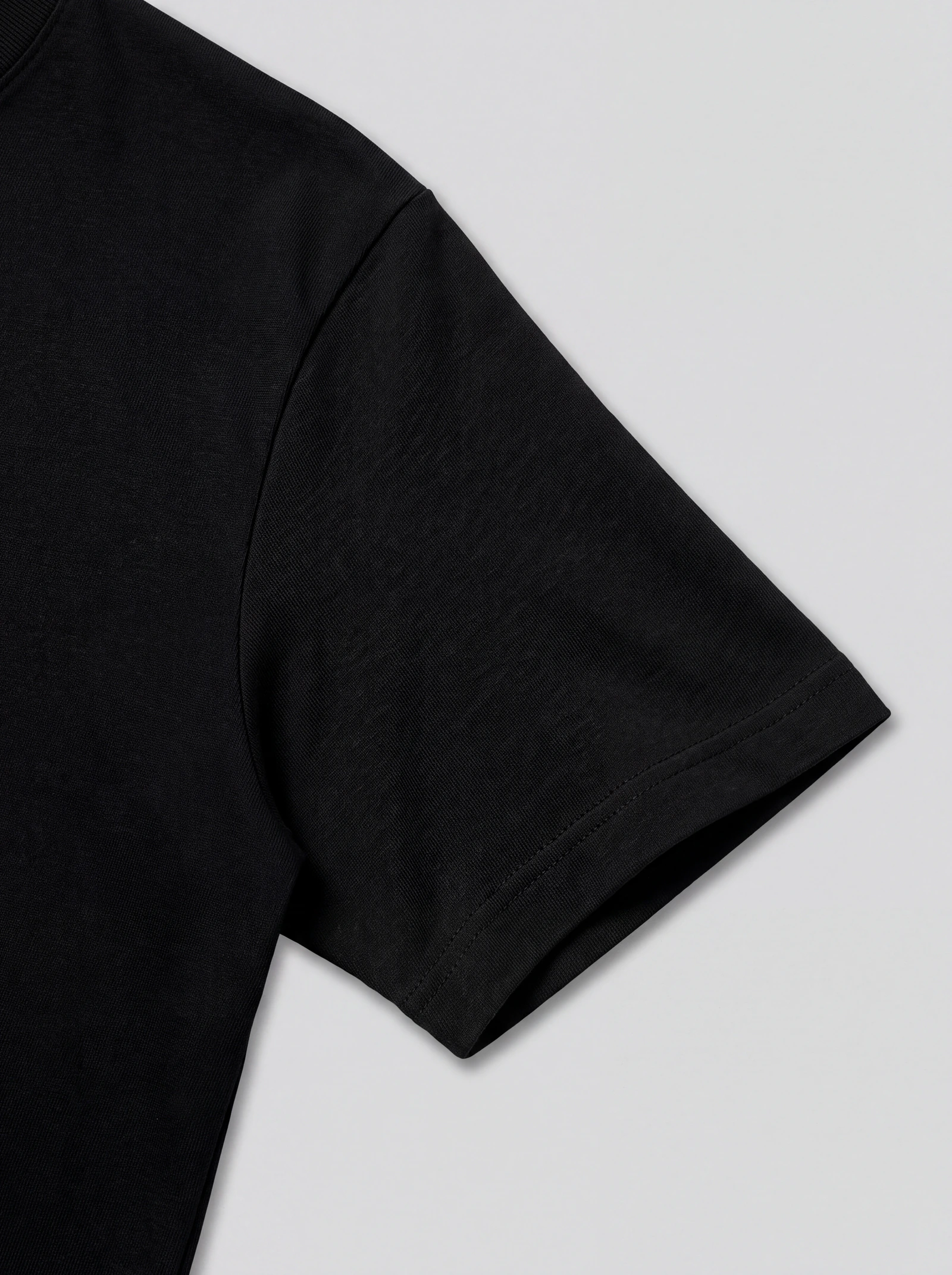 Camiseta Boxyover Teñida Negro — detalle: manga