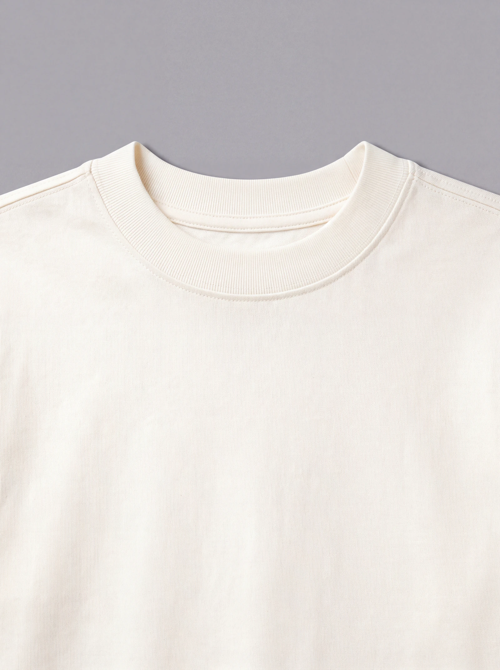 Camiseta Boxyover Lavada Crudo/Dakota — detalle: cuello