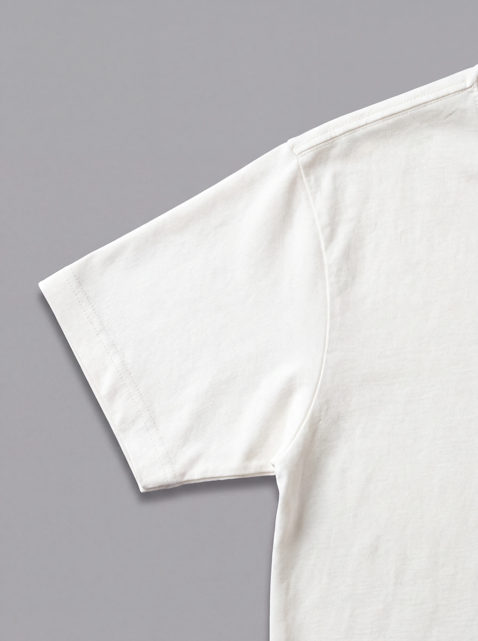 Camiseta Boxyover Lavada Crudo/Dakota — detalle: manga