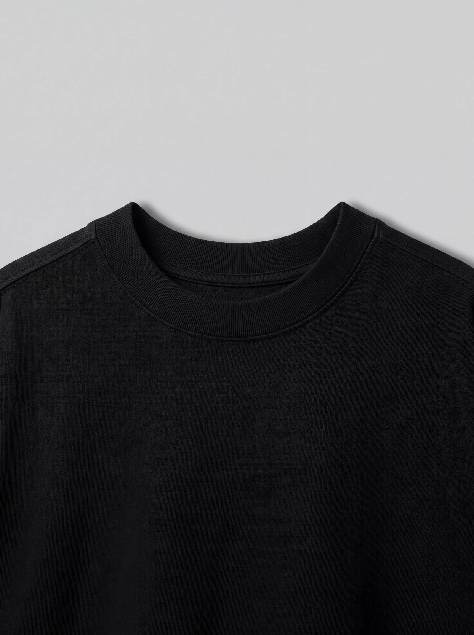 Camiseta Boxyover Lavada Negro/Dakota — detalle: cuello
