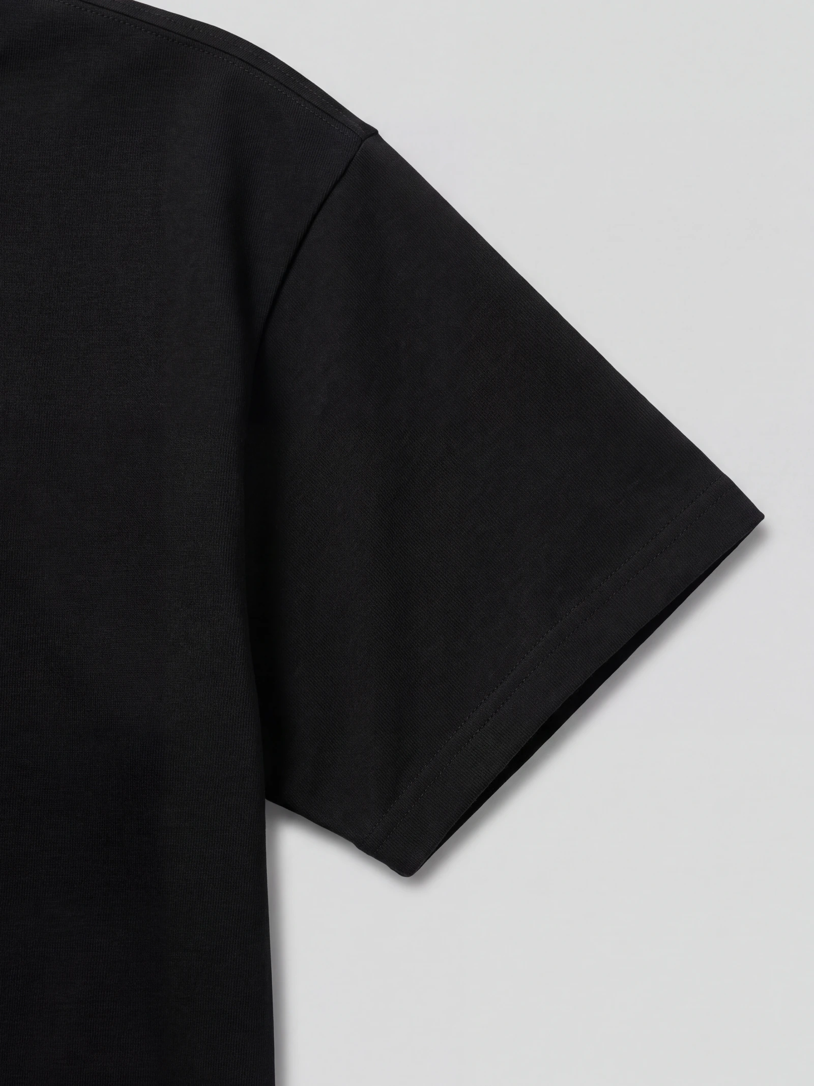 Camiseta Boxyover Lavada Negro/Dakota — detalle: manga